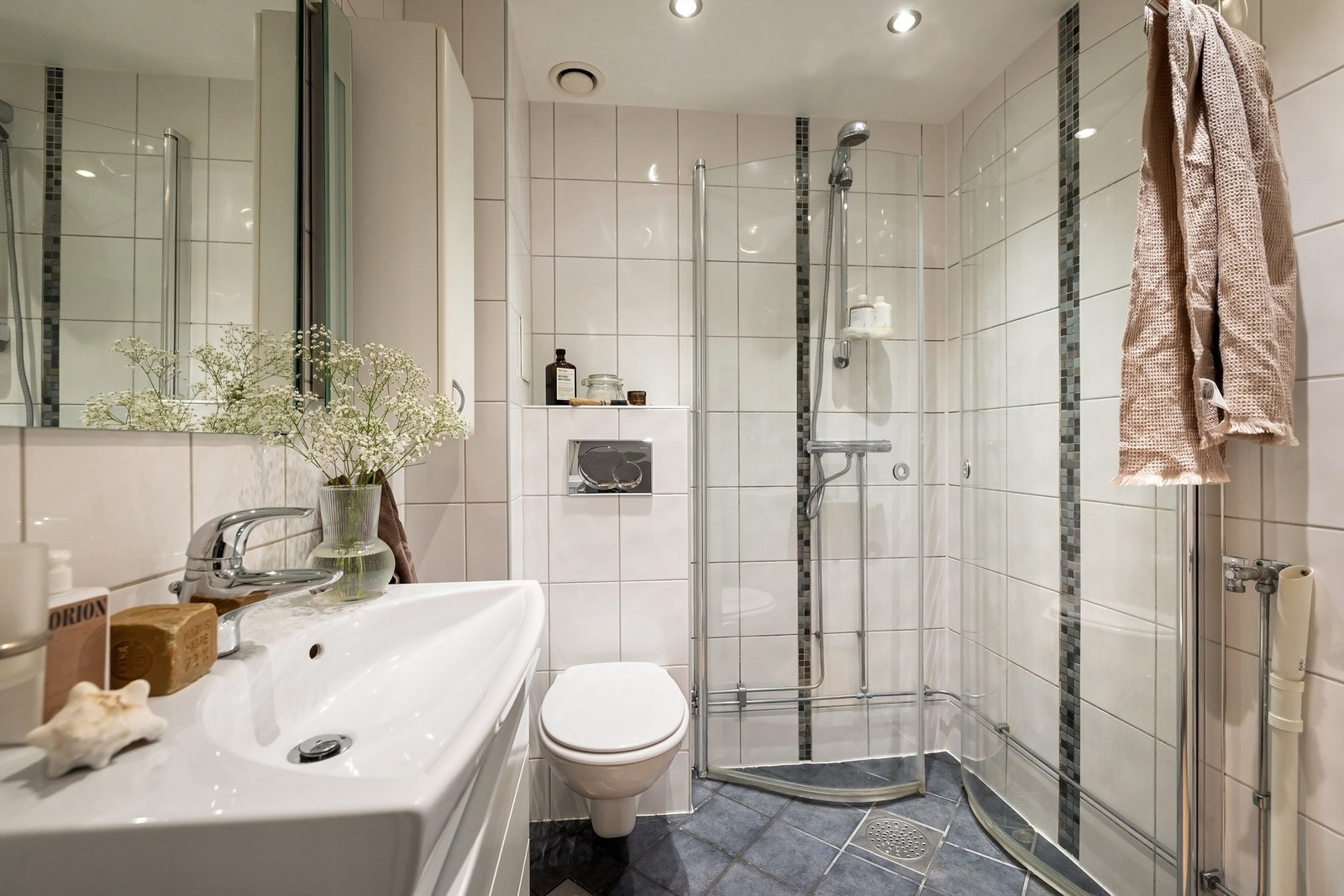 Flislagt baderom med gulvvarme, downlights og opplegg til vaskemaskin, pusset opp i regi av borettslaget i 2007 Galleribilde