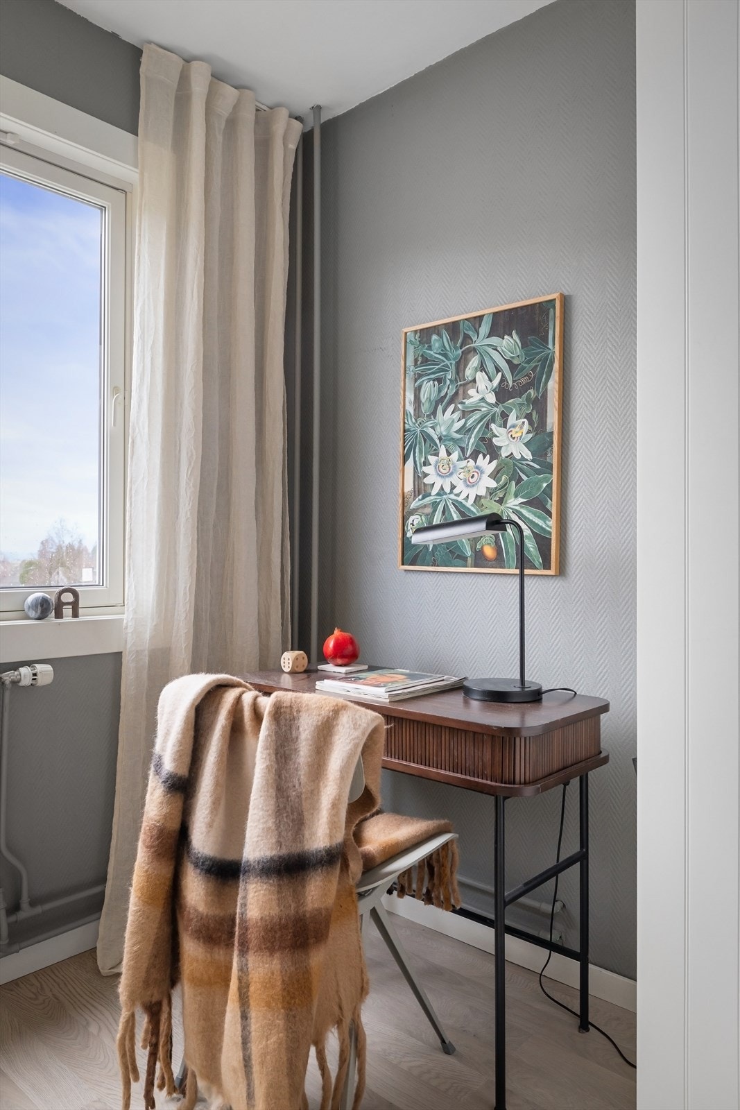 Veggflatene er malt i en lun og avslappende farge og på gulv er det lagt laminat Galleribilde