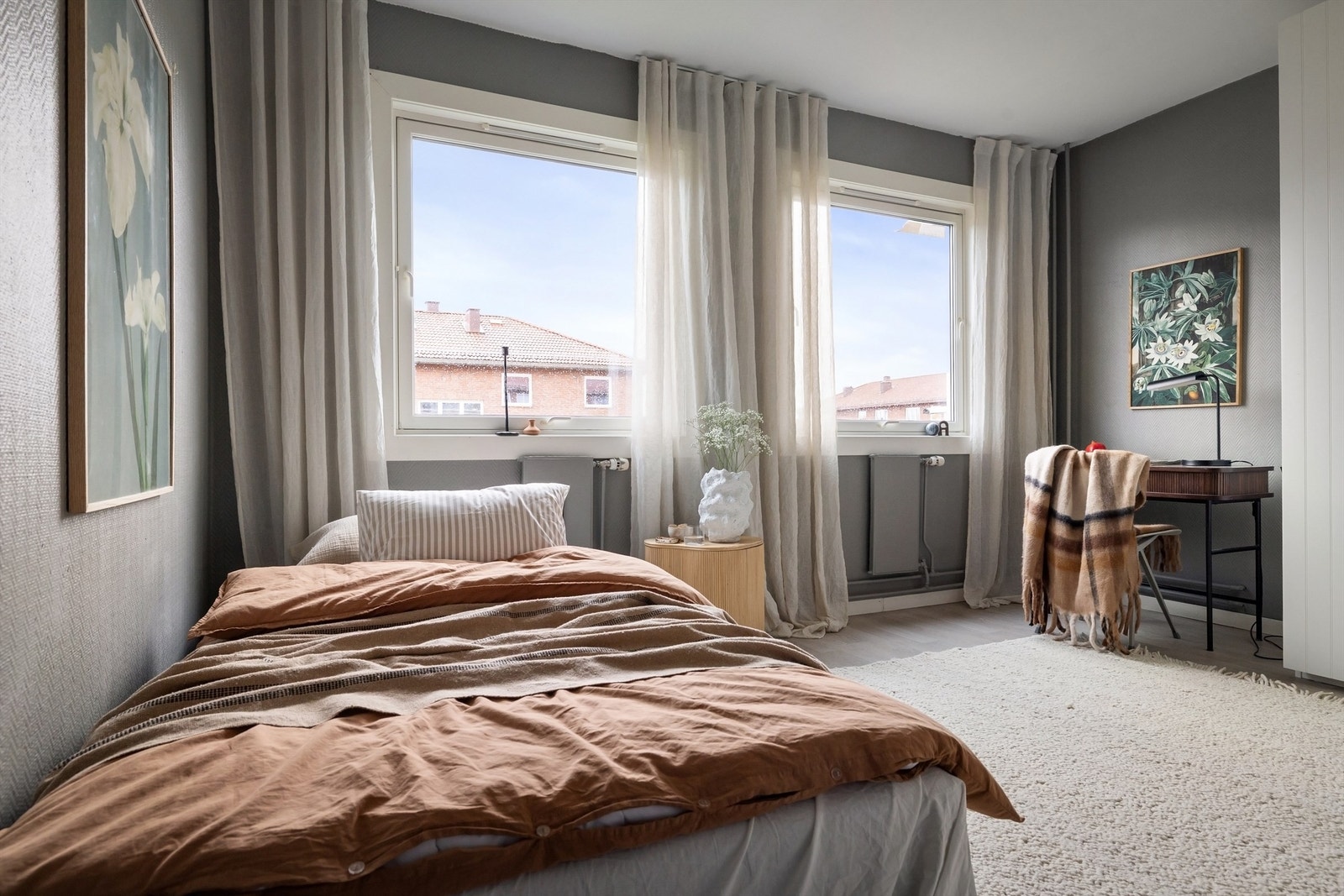 To store vinduer gir svært gode lysforhold og en luftig atmosfære Galleribilde