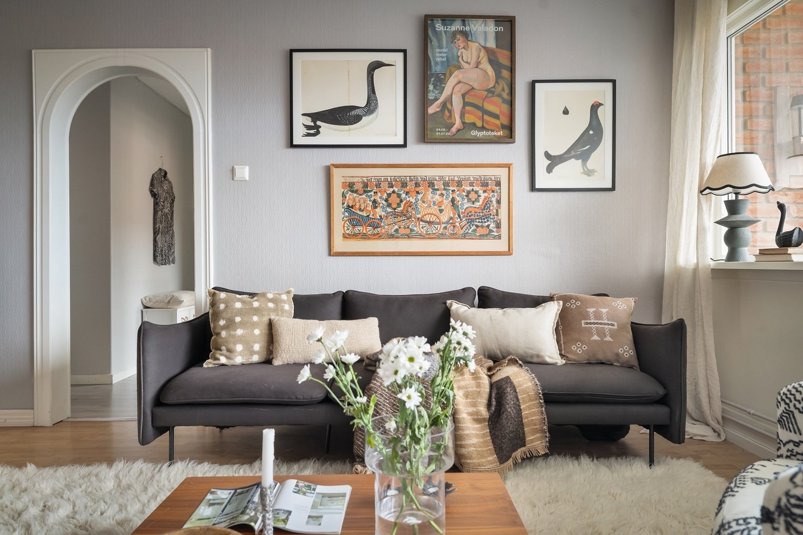 Vegg- og himlingsflater er malt i lyse toner, med laminat belagt på gulv Galleribilde