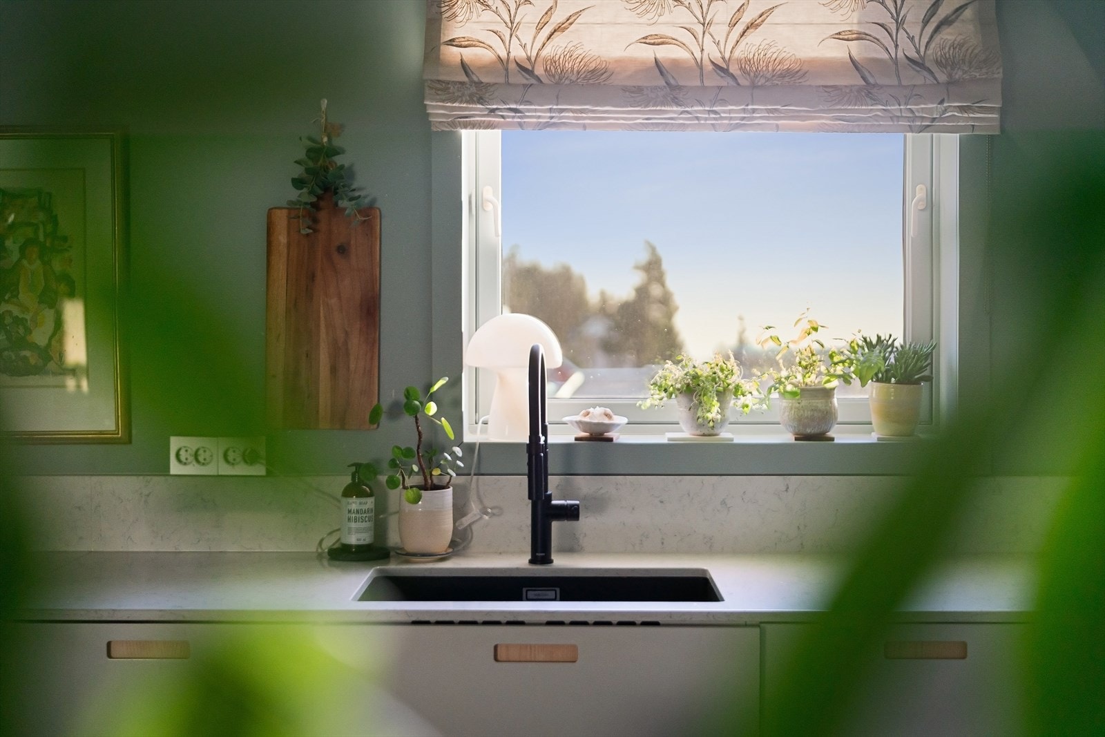 Flott utsikt mot fjorden fra kjøkkenet Galleribilde