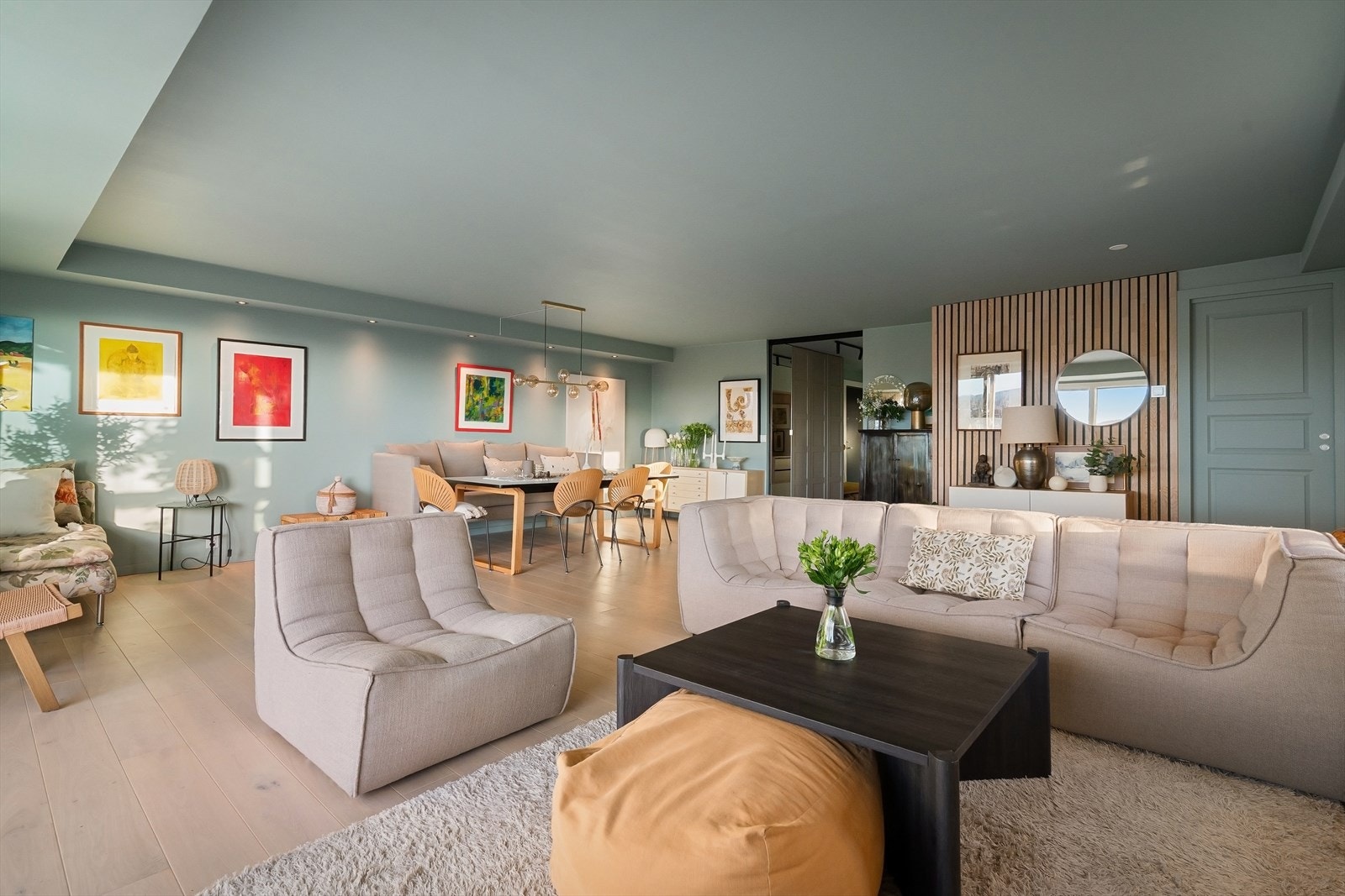 Romslig stue med god plass til sofa og stort spisebord Galleribilde