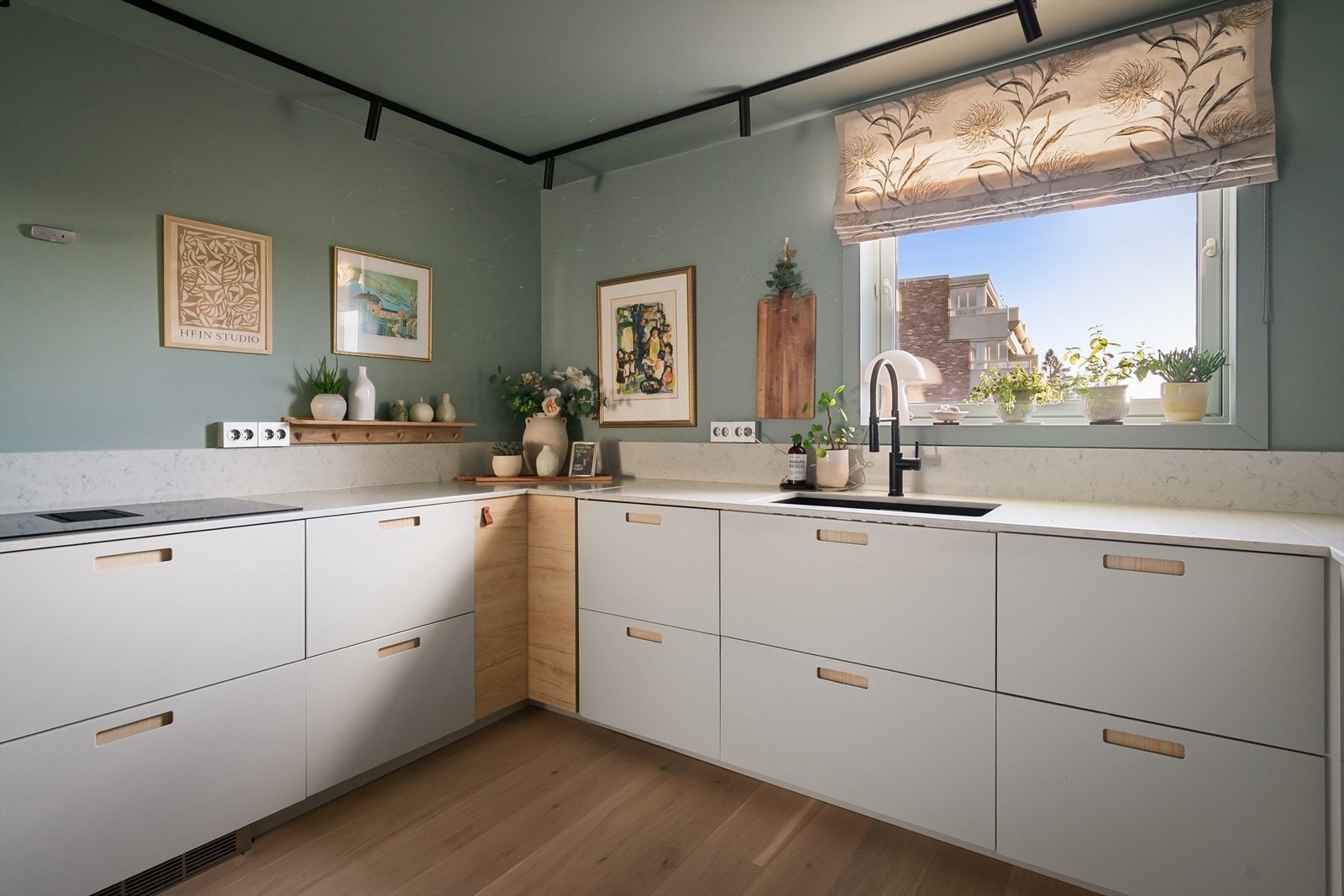 Kjøkkenet har godt med oppbevaring og mye benkeplass Galleribilde