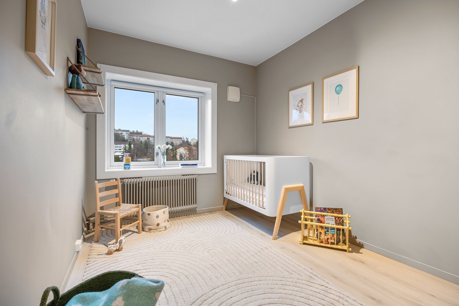 Her er det god plass til dobbeltseng og tilhørende nattbord. Store vinduer gir godt med naturlig lys inn i rommet. Galleribilde