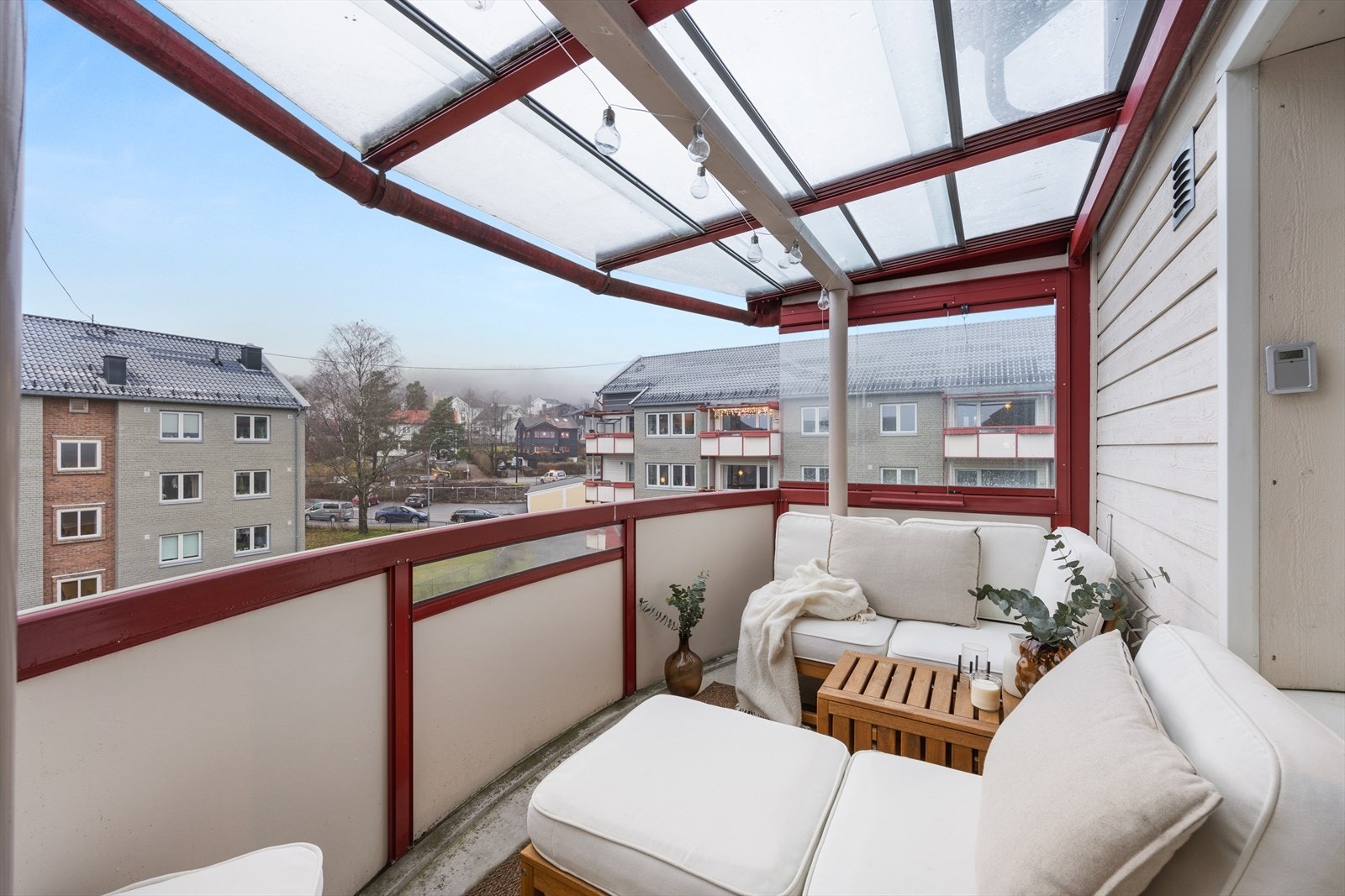 Leiligheten har en vestvendt, overbygd balkong på ca. 6 kvm. Balkongen har levegg og overbygg i glass. Galleribilde