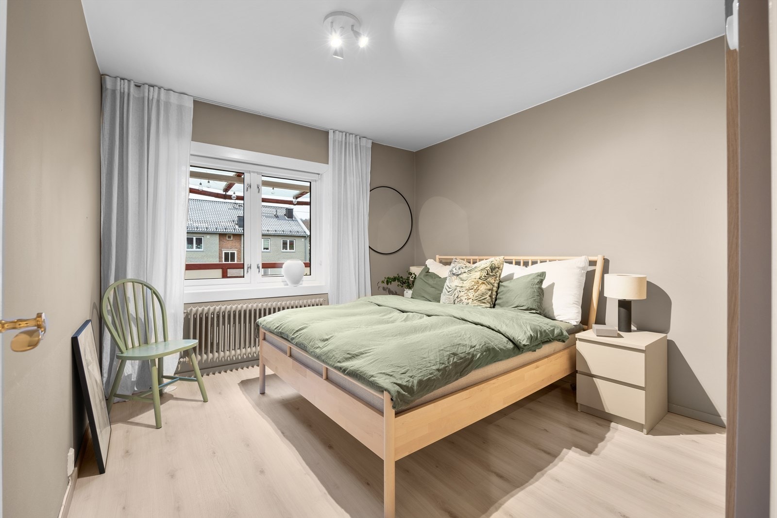 Hovedsoverommet er av god størrelse og har plass til dobbeltseng, nattbord og har et stort garderobeskap. Galleribilde