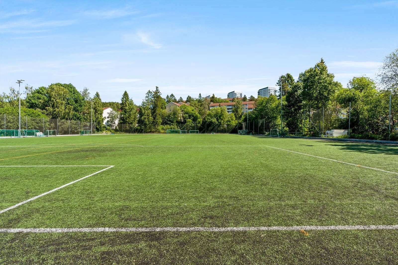 For den aktive er det mye å velge mellom; Årvollparken og Årvolldammen tilbyr ballbaner, sandvolleyball og grønne områder perfekt for lek og avslapning. Galleribilde