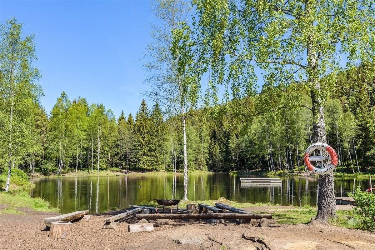 Isdammen er et populært utfartssted om sommeren med badebrygge og grillmuligheter. Galleribilde