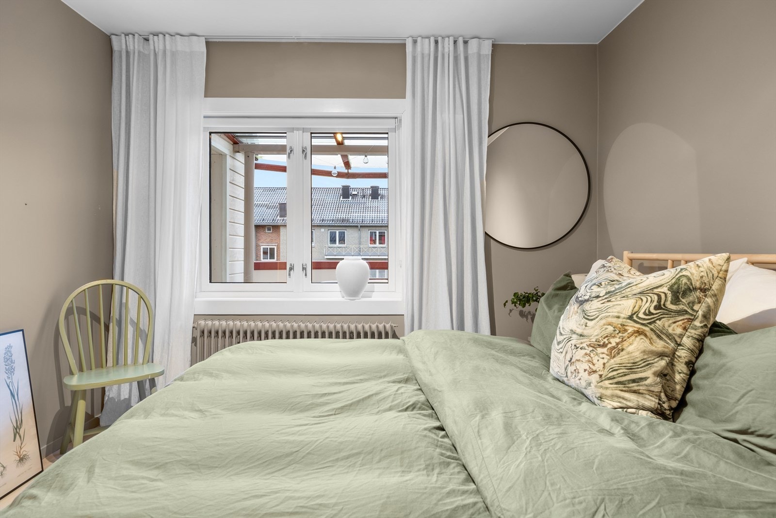 Store vinduer sørger for rikelig med naturlig lysinnslipp. Galleribilde