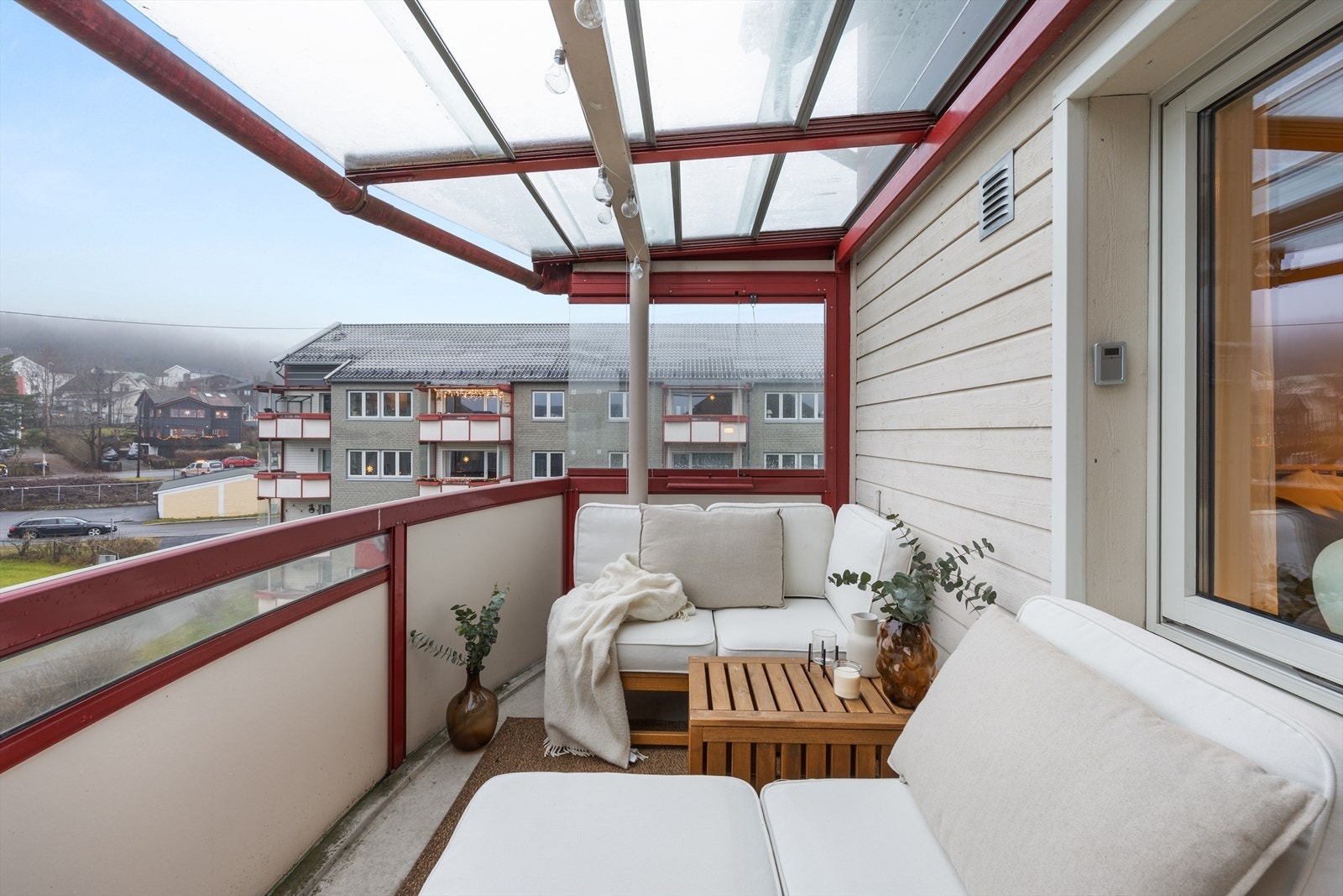 Fra stuen er det utgang til en solrik, vestvendt balkong på ca. 6 kvm. Galleribilde