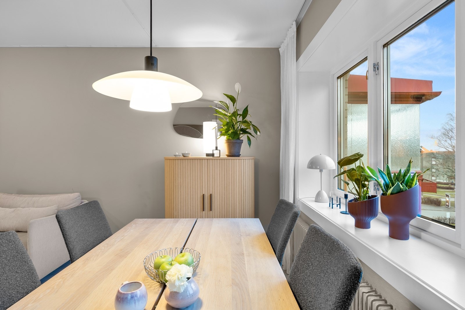 Spiseplassen er plassert ved vinduet, som gir utsyn og naturlig lys. Galleribilde