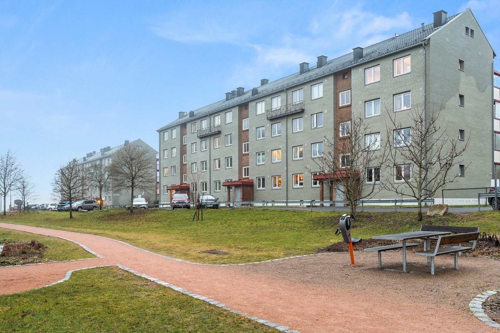 Borettslaget har parkering etter venteliste og det er etablert ladestasjoner for elbil. Galleribilde