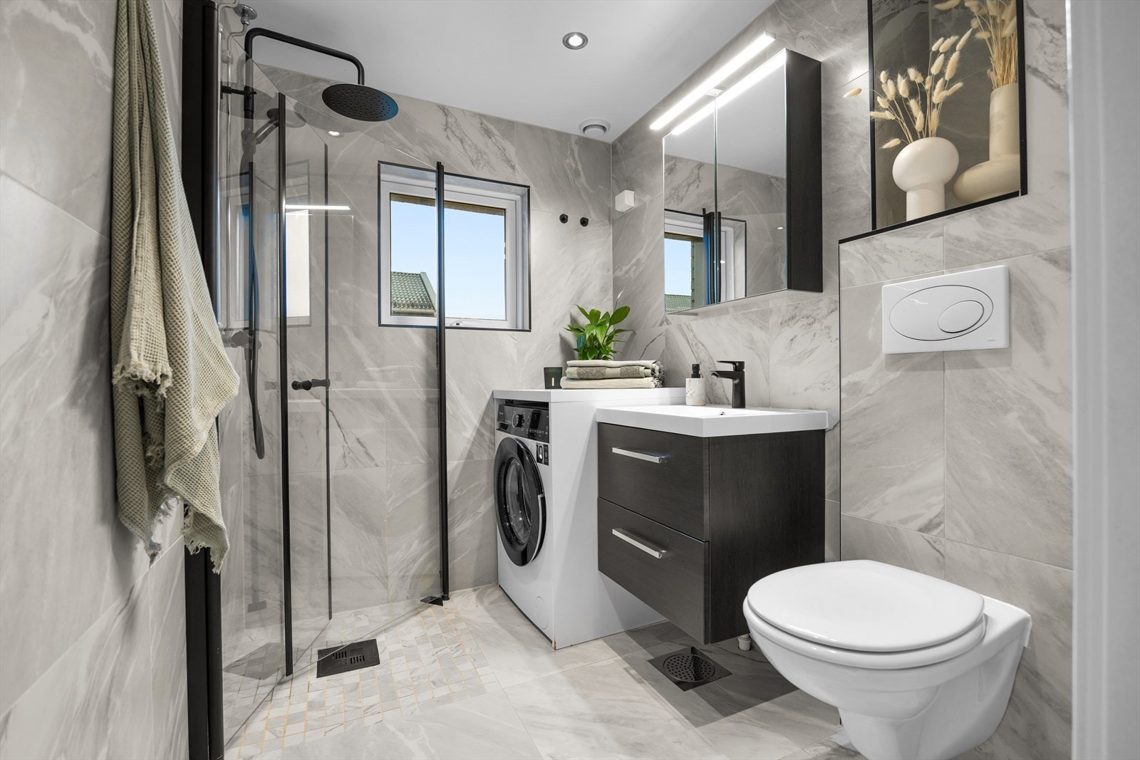 Delikat og lekkert baderom som ble oppgradert i 2022 med flis på flis og moderne innredning i sort utførelse. Badet ble opprinnelig pusset opp i regi av brl i 2010. Galleribilde