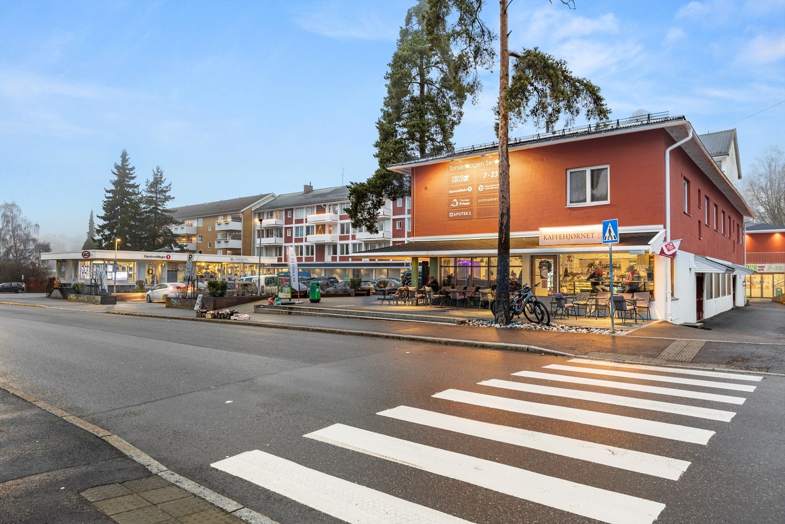 Nærliggende butikker og kafé gir enkel tilgang til daglige nødvendigheter. Galleribilde