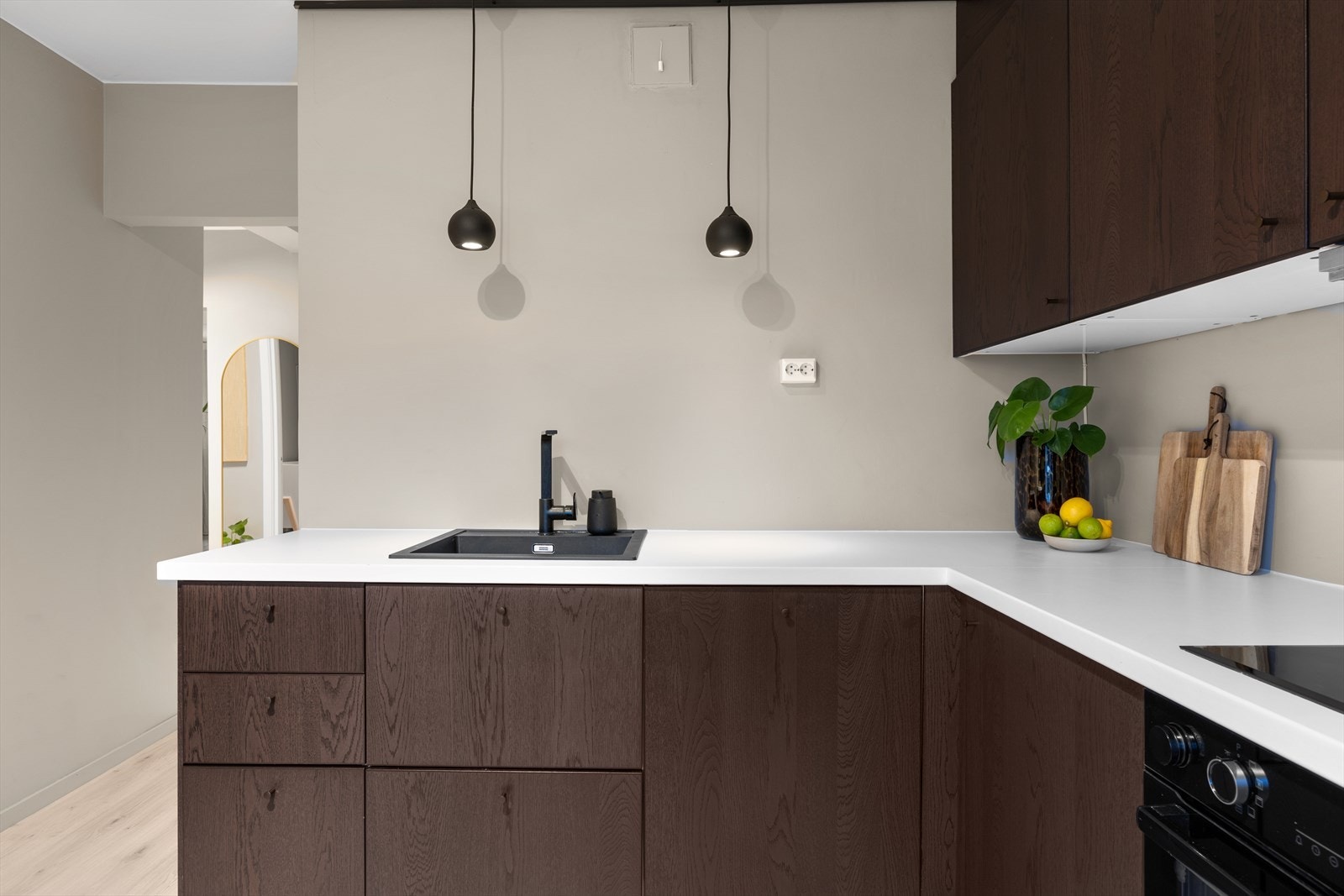 Benkeplaten i laminat ble skiftet i 2024, og kjøkkenet har en praktisk arbeidsflate. Galleribilde