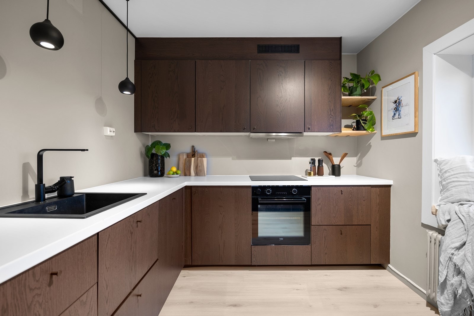 Lekkert kjøkken fra 2022 med ny benkeplate fra 2024. Koketopp og underlimt oppvaskkum i sort utførelse. Galleribilde