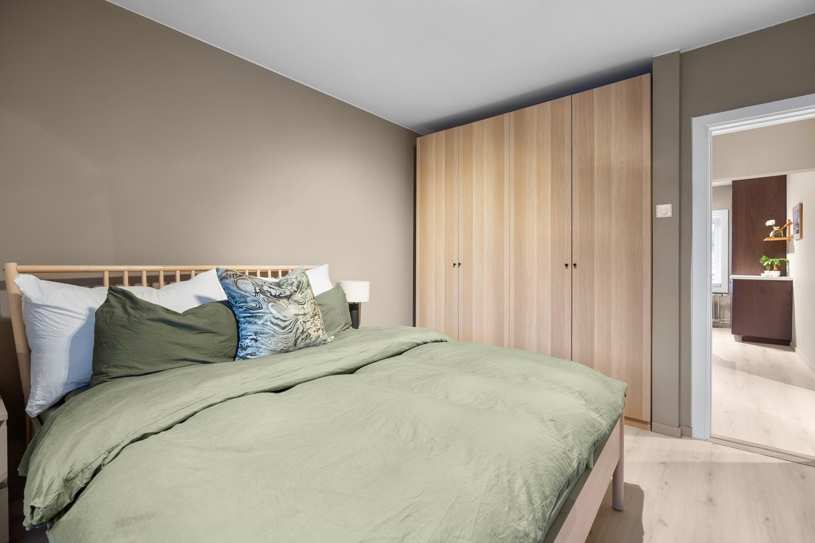 Garderobeløsning gir god oppbevaringsplass. Videre har rommet 1-stavs laminat. Galleribilde