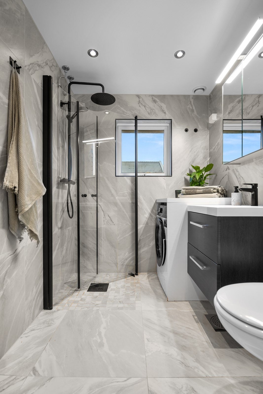 Det er opplegg for vaskemaskin og rommet har naturlig avtrekk via ventil i himlingen. Galleribilde