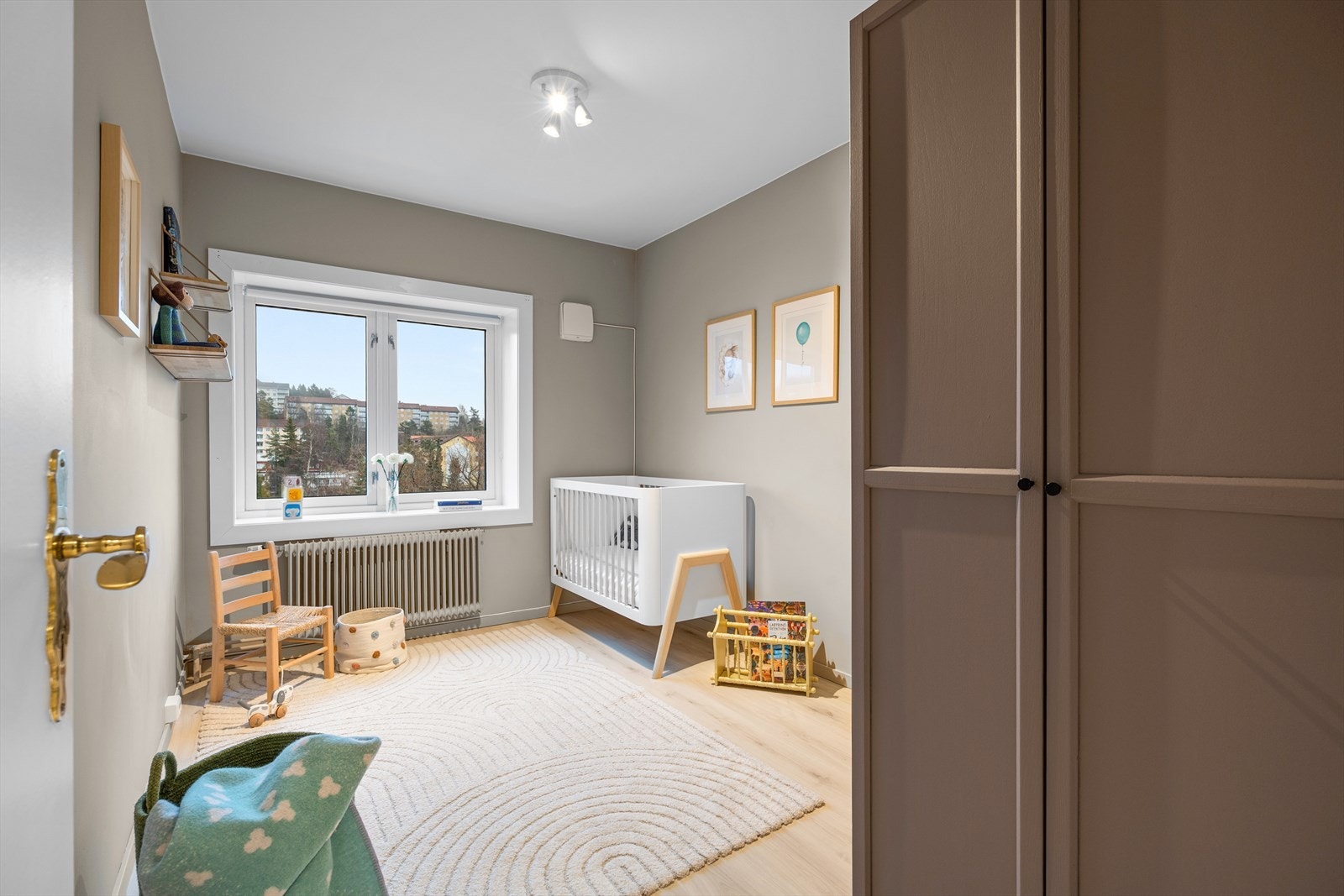 Soverom 2 er også av god størrelse og har laminatgulv og malte vegger, noe som gir et moderne uttrykk. Det er godt med skapplass. Galleribilde