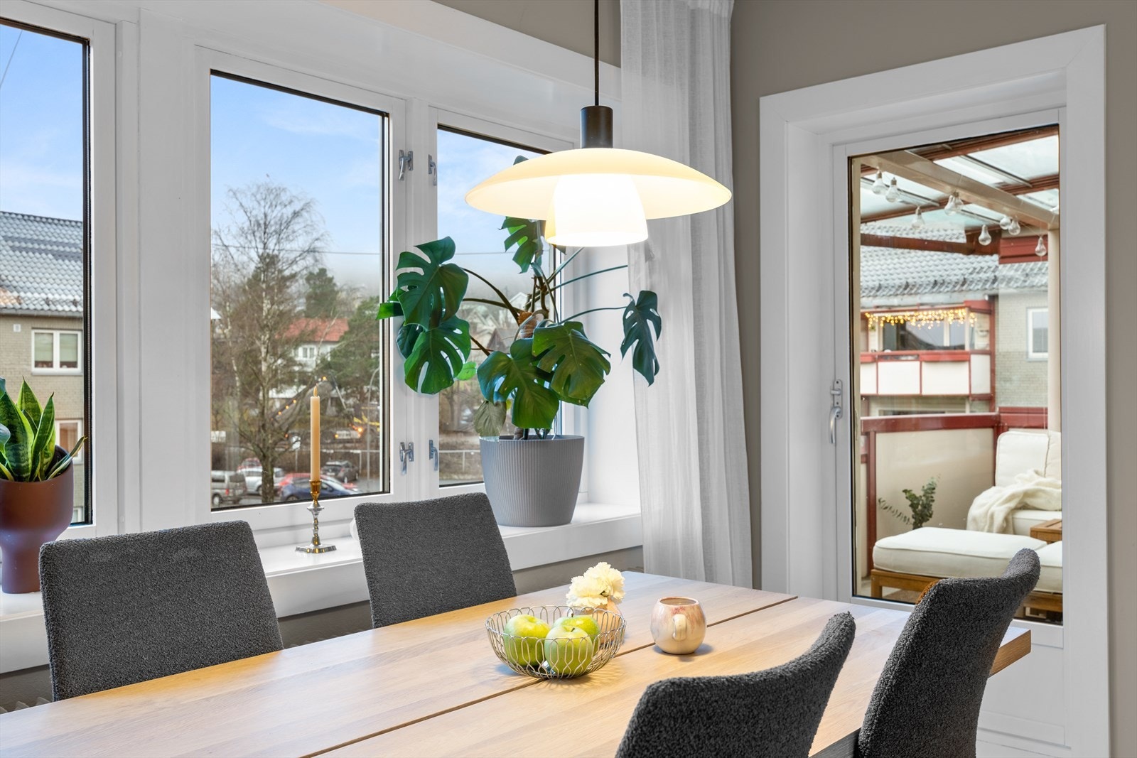 Store vinduer i stuen gir godt lysinnslipp og utsikt mot nærområdet. Galleribilde