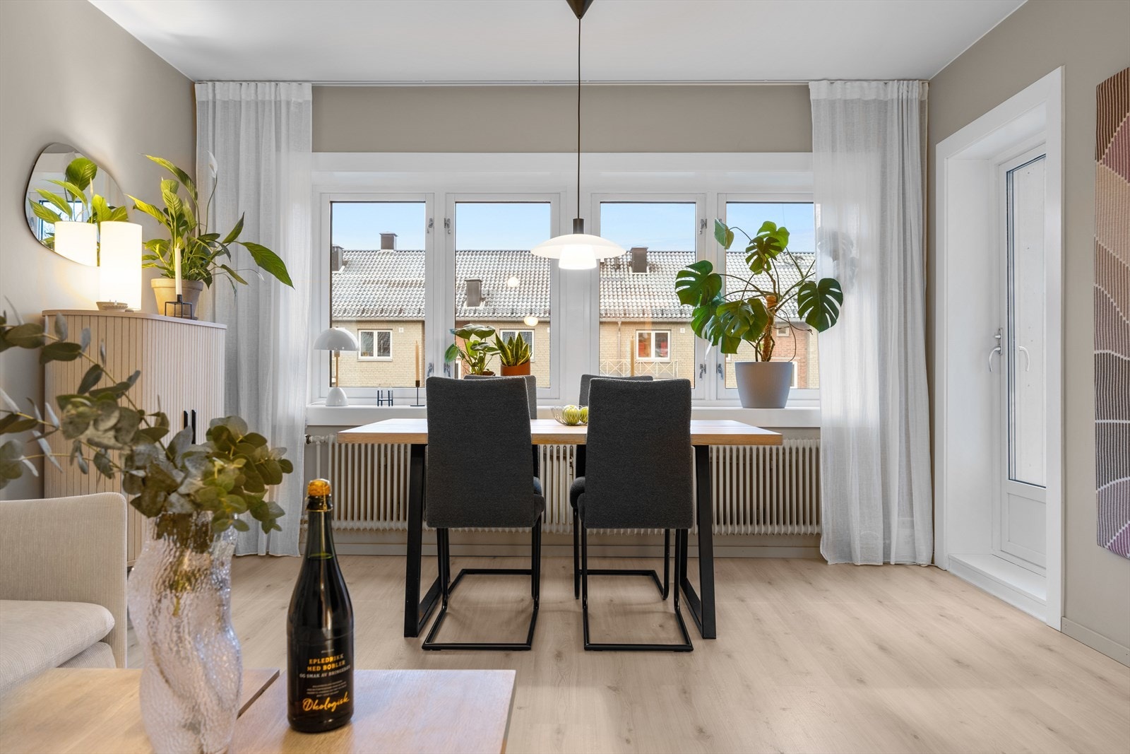 Her er det god plass til stor sofa og tv-møblement. Leiligheten er oppvarmet via vannbåren varme fra radiatorer. Galleribilde