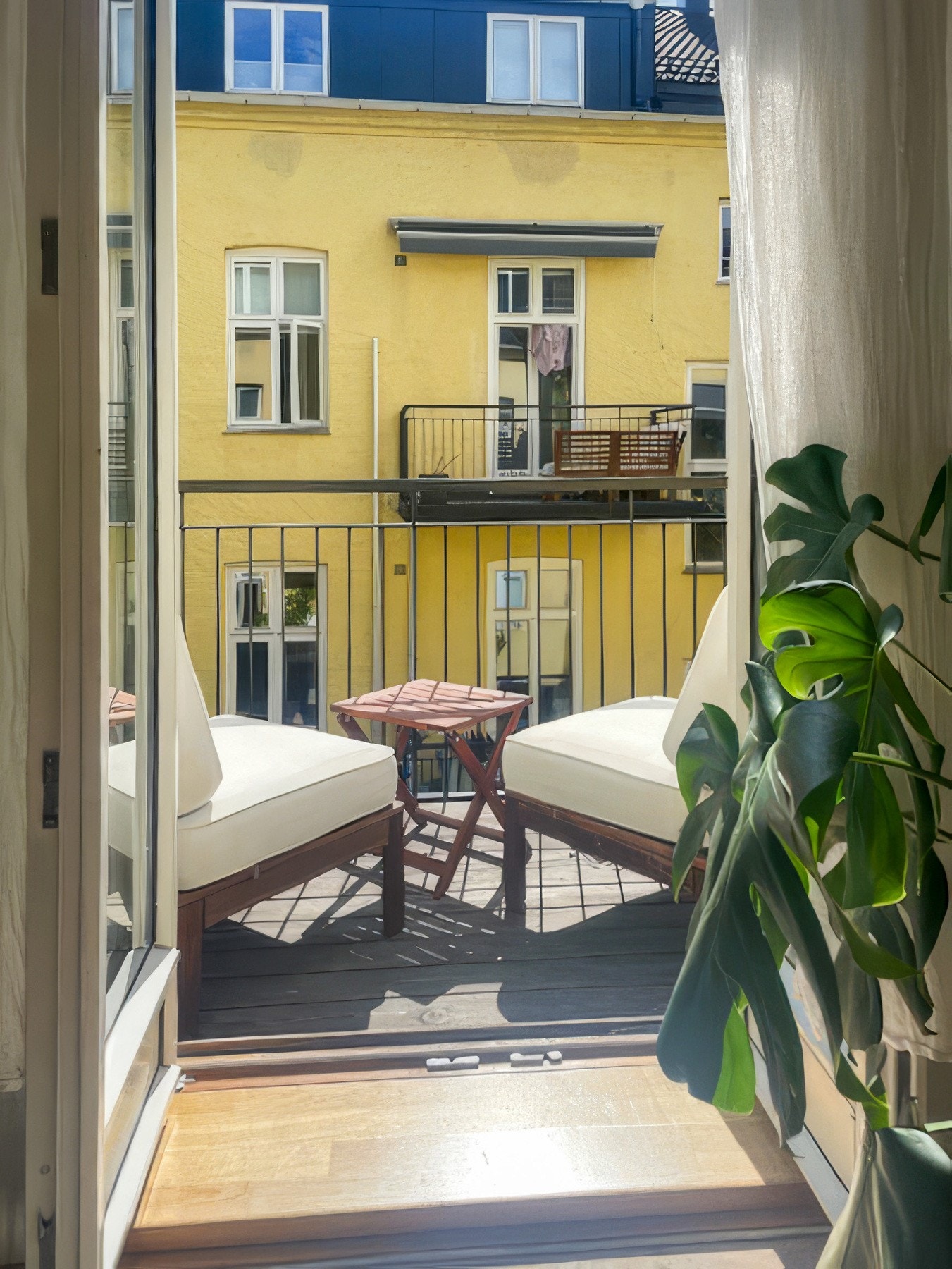 Selgers bilde. Balkongen blir en naturlig forlengelse av stuen på sommerstid. Galleribilde