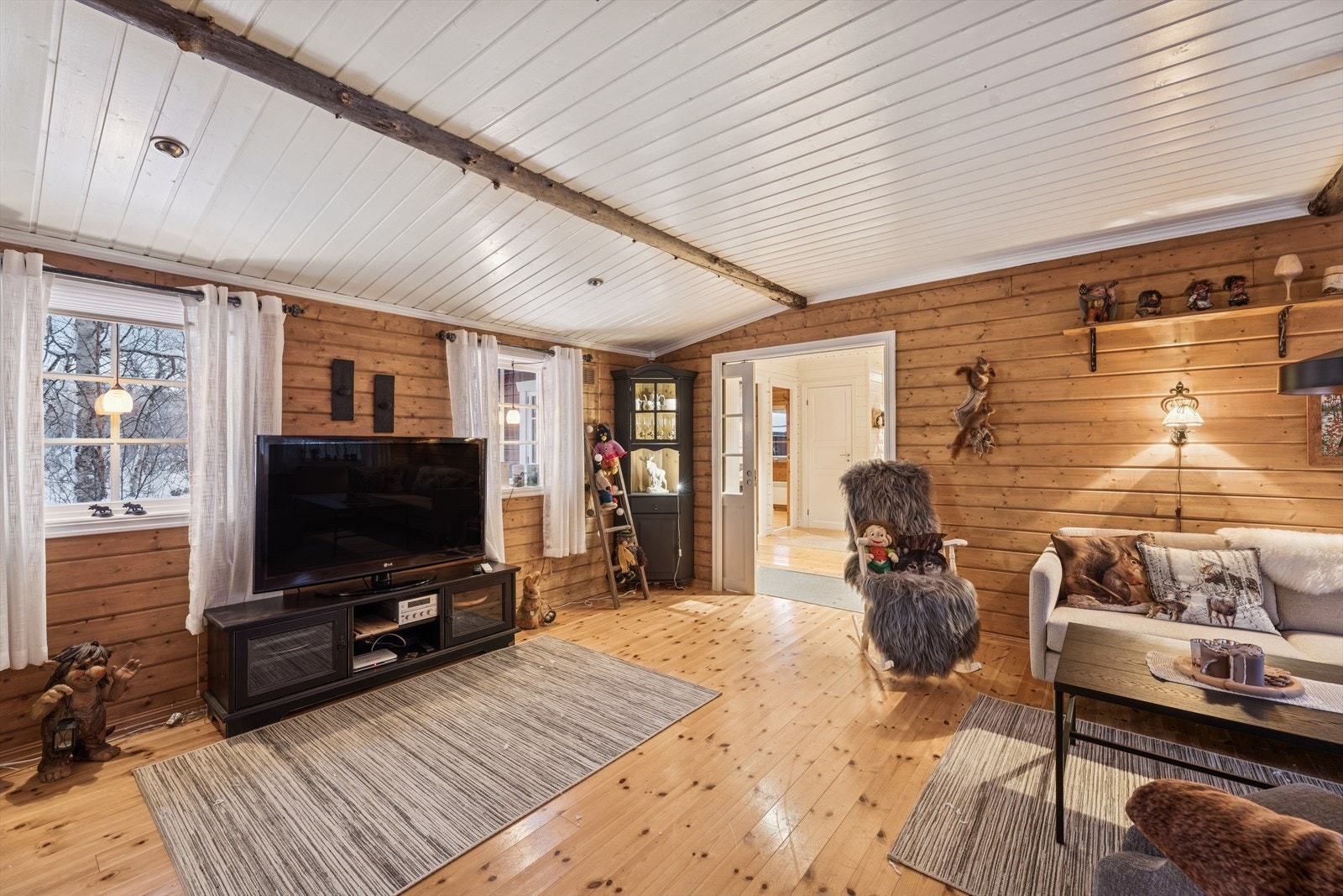 Stuen har direkte tilgang til entréen, med furugulv som skaper en helhetlig intrykk. Galleribilde