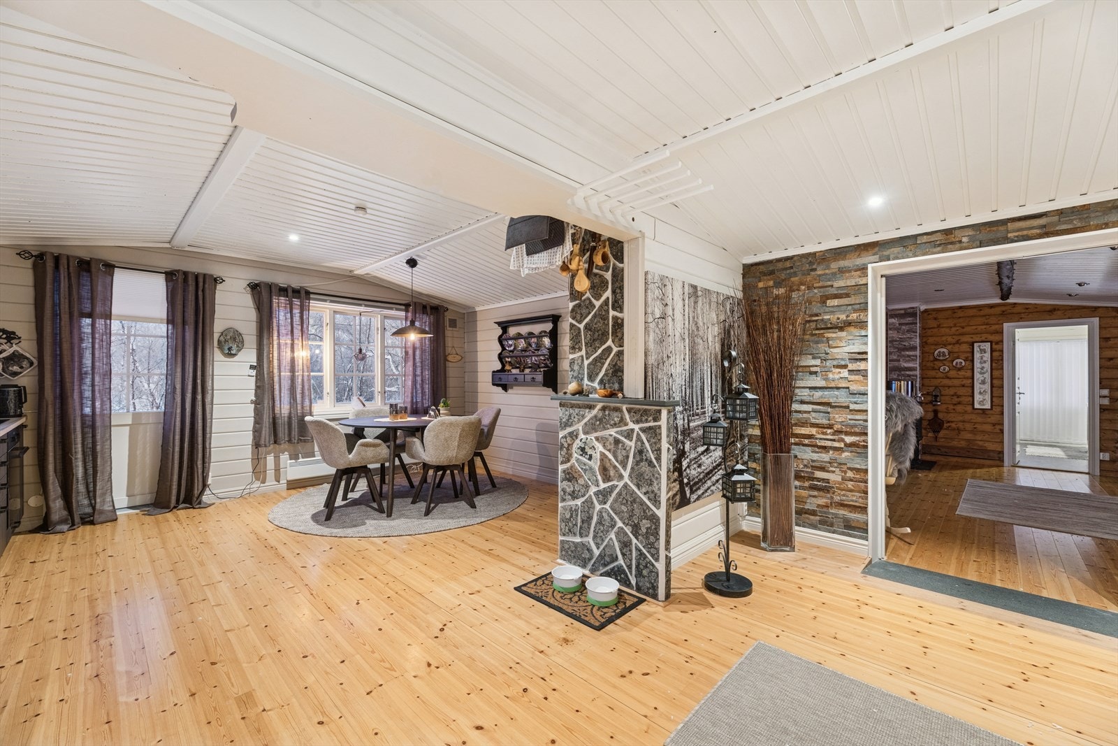 Romslig kjøkken med god spiseplass. Galleribilde