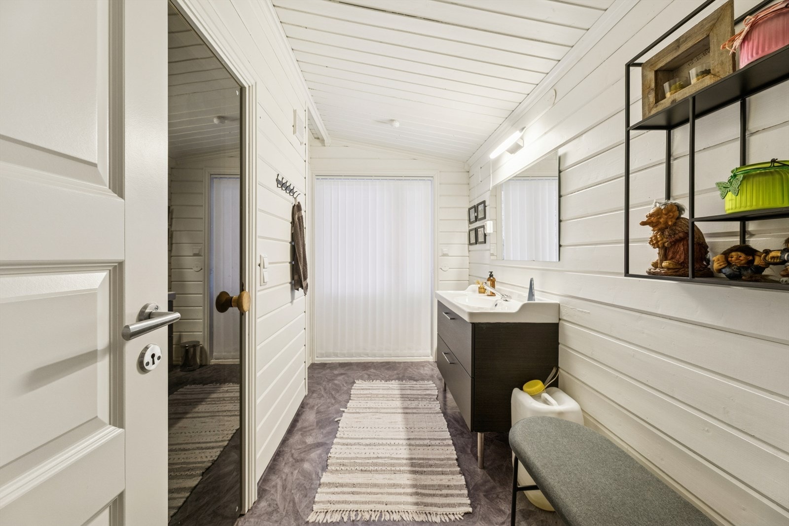 Toalettrommet har innredning med nedfelt servant og Cinderella toalett. Galleribilde