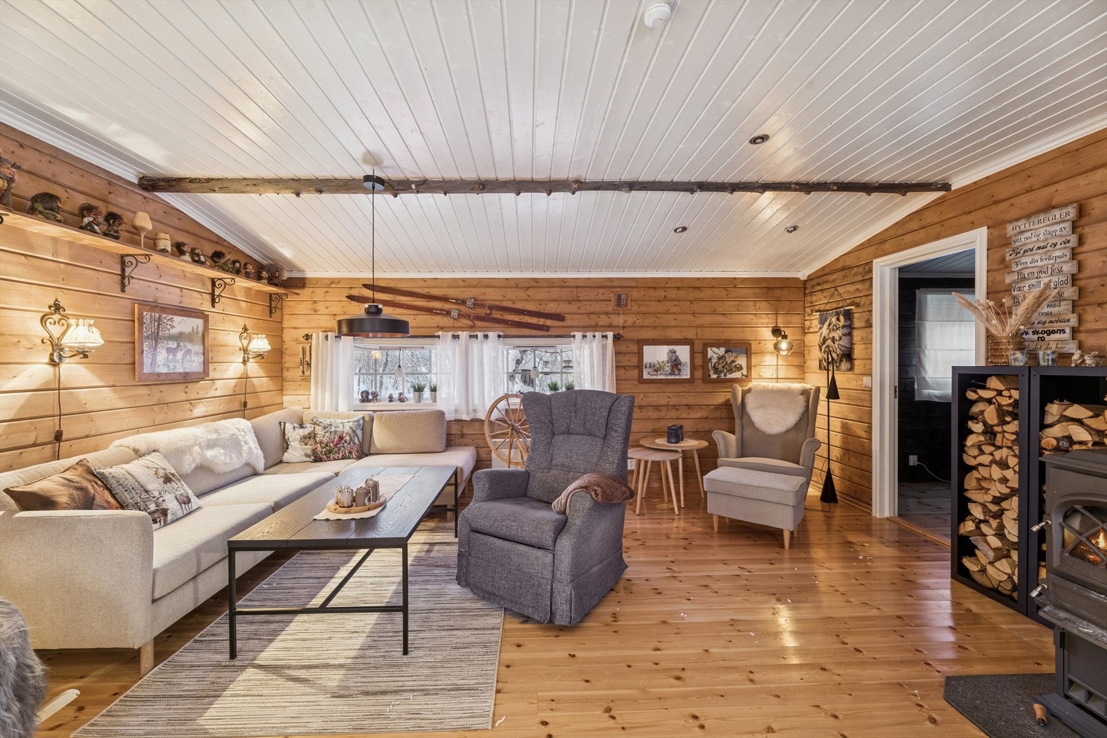 Trevegger og furugulv gir en varm atmosfære i stuen, mens vedovn sørger for god oppvarming. Galleribilde
