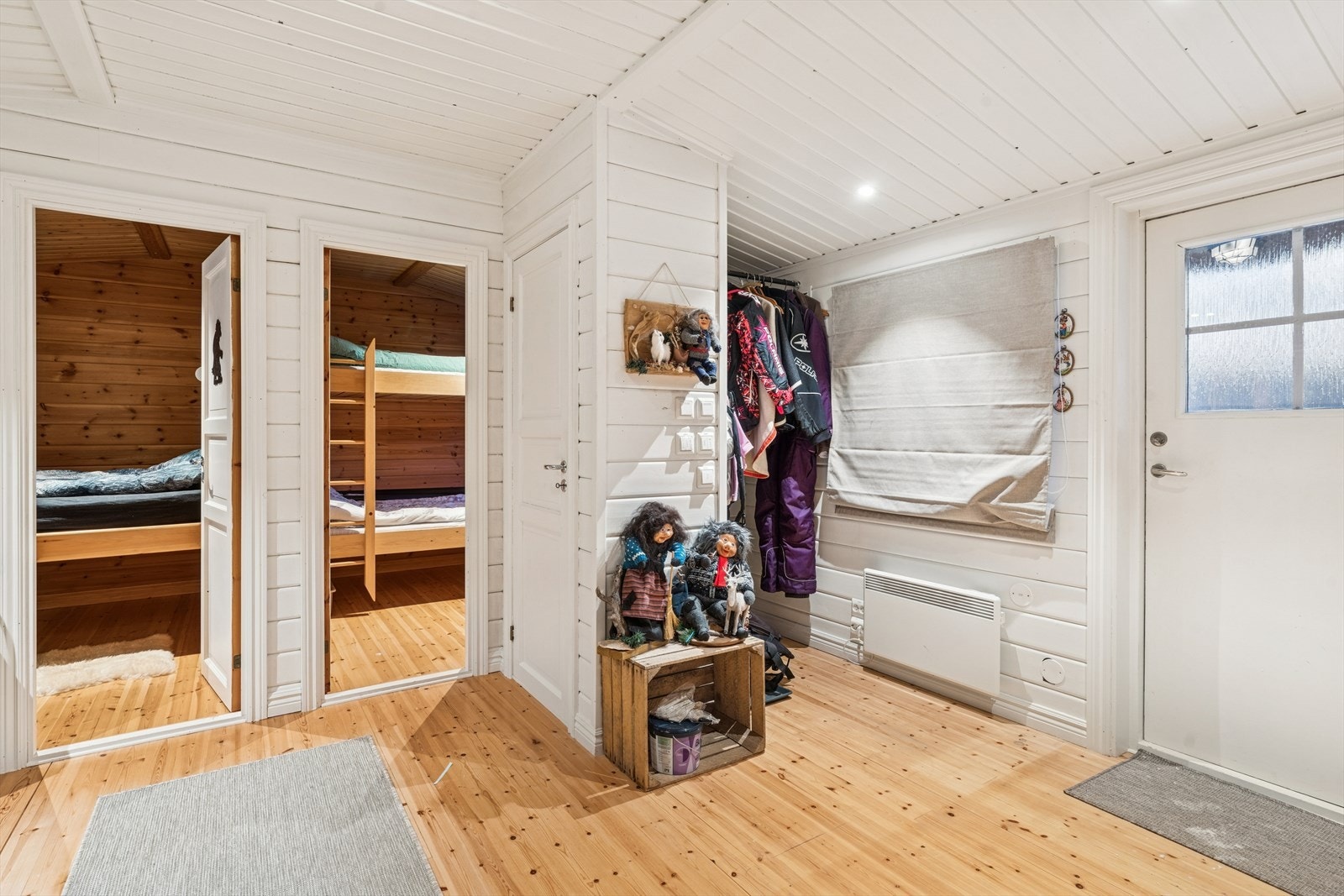 Entrè /gang med praktisk garderobeløsning for yttertøy. Galleribilde