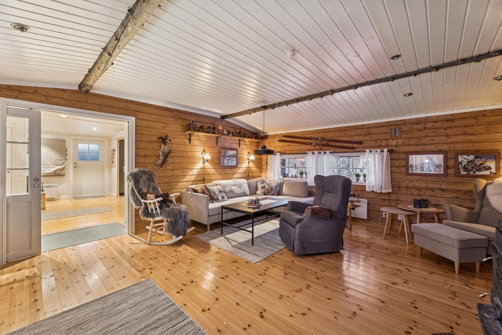 Stuen har god plass til stor sofagruppe og tilhørende møbler. Galleribilde