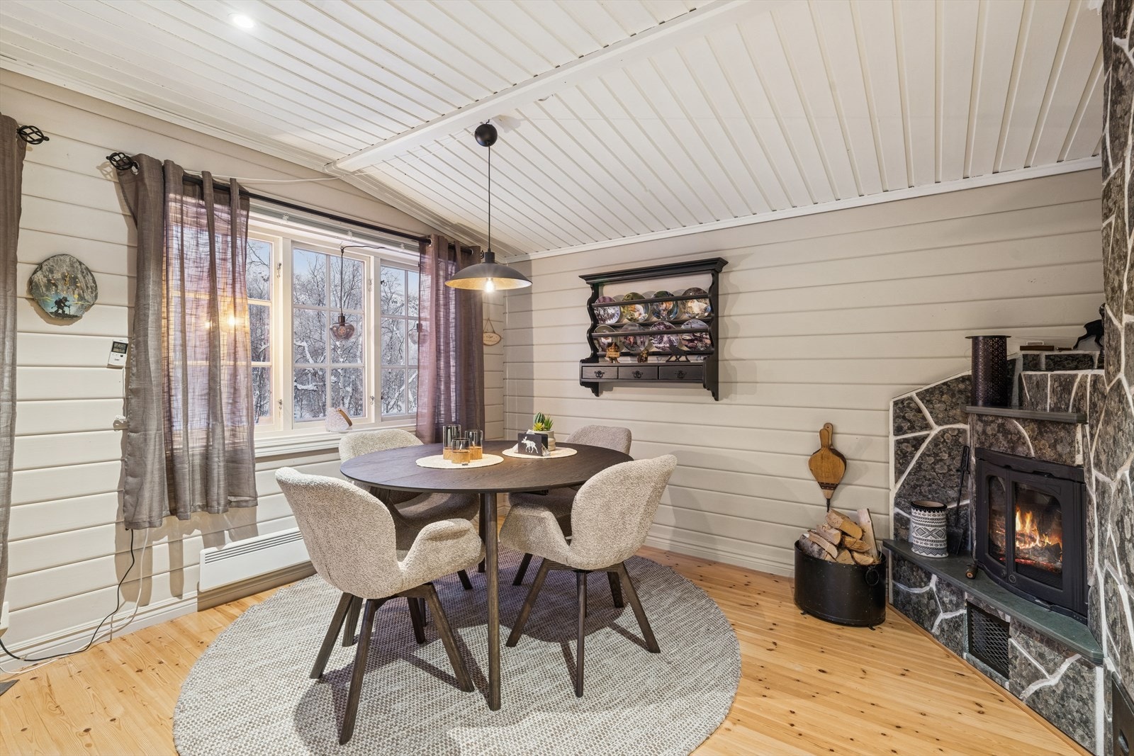 På kjøkkenet er det vedovn med skiferstein og meget hyggelig spisesplass. Galleribilde