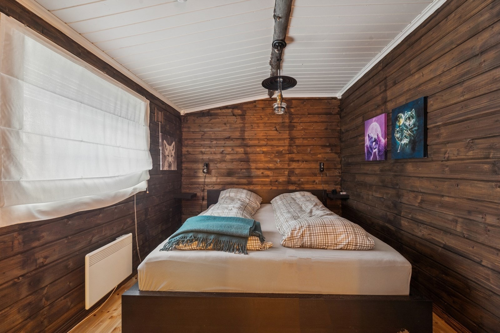 Hovedsoverom med plass til dobbeltseng. Trepanel på veggene gir en lun og hyggelig atmosfære. Galleribilde