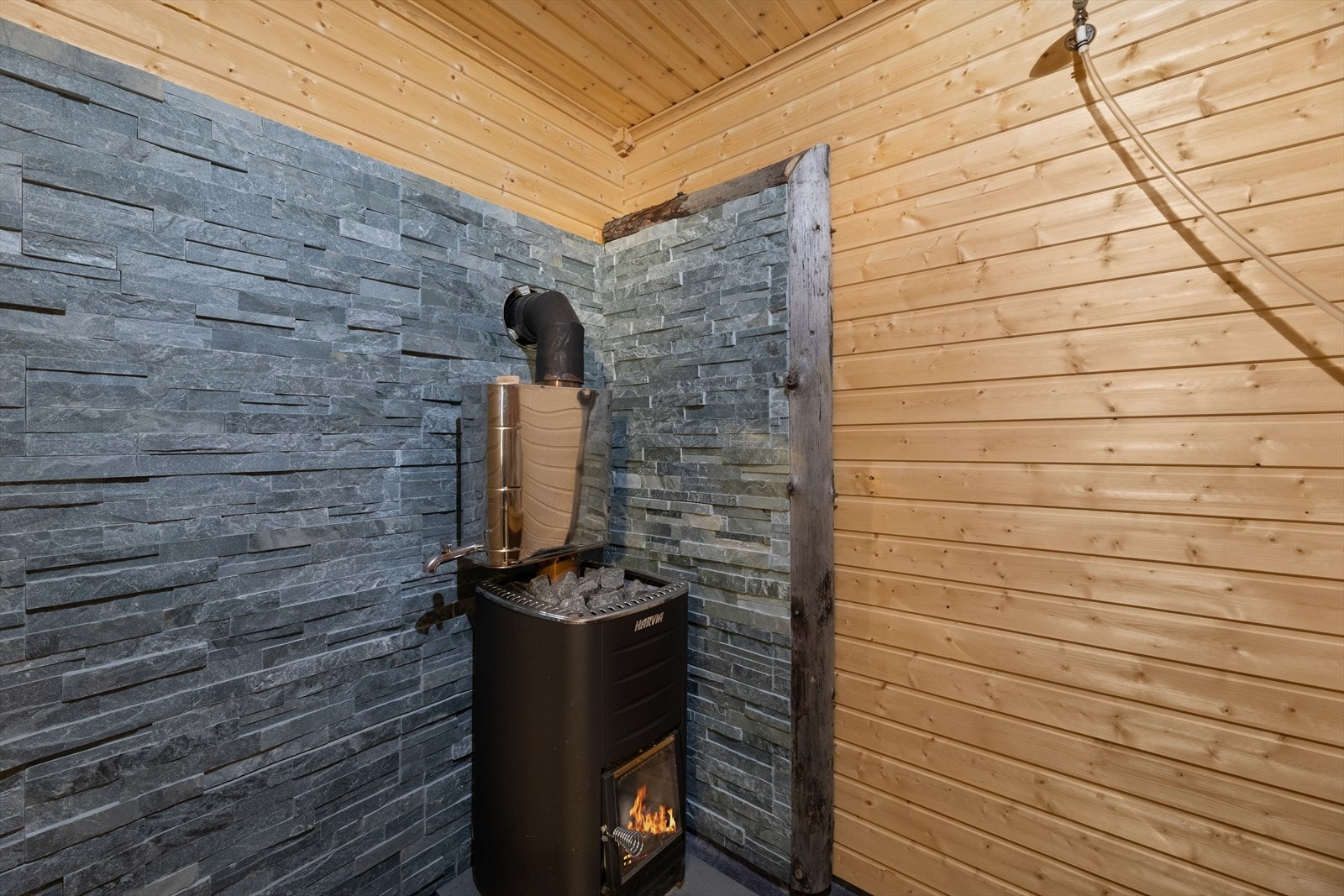 Badstuen har vedfyrt ovn av typen Harvia. Galleribilde