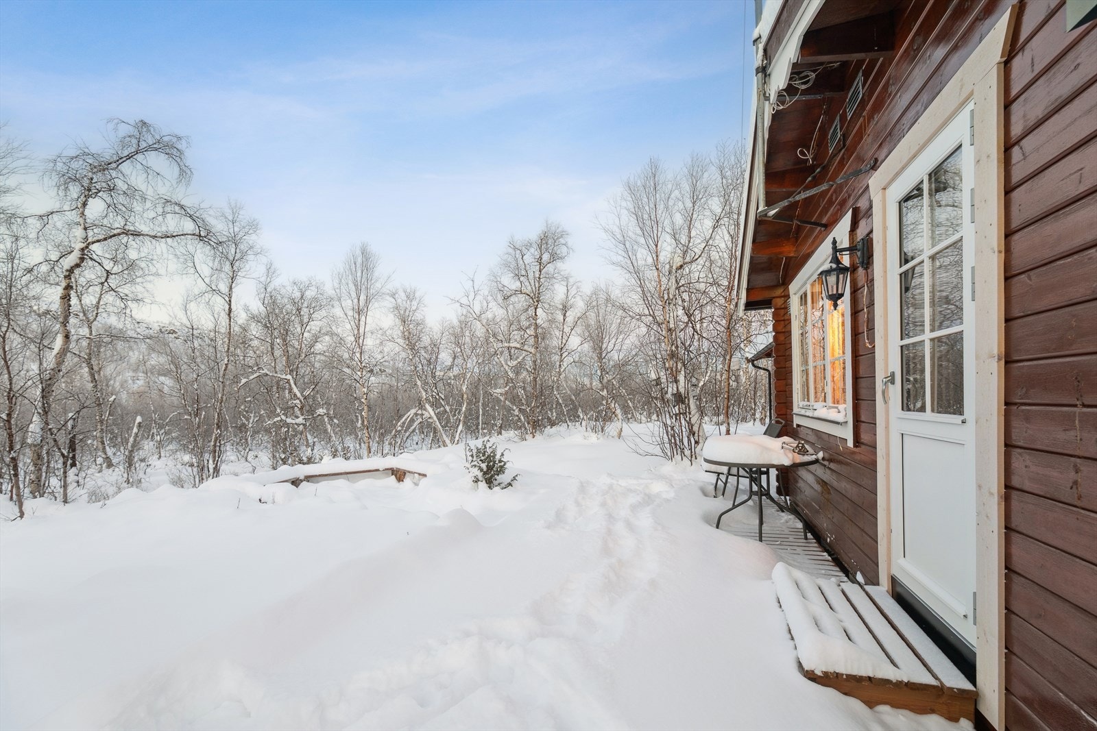 Rundt hytta er det fine uteområder hvor natur og sol kan nytes. Galleribilde