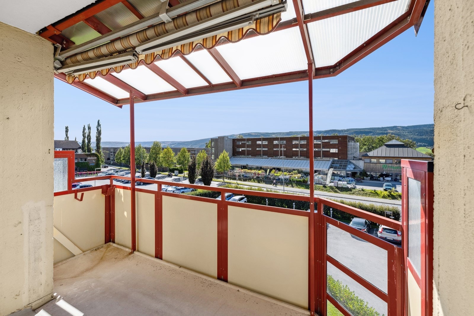 Balkongen er en fin forlengelse av leiligheten i sommerhalvåret. Galleribilde