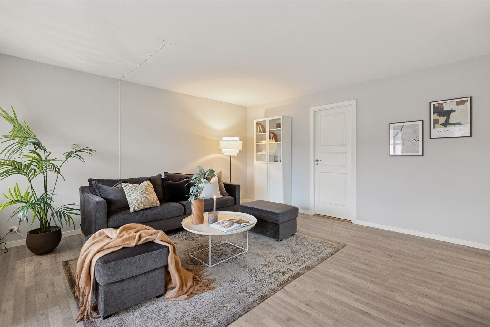 Stuen har god plass til å innrede flere sosiale soner. Galleribilde