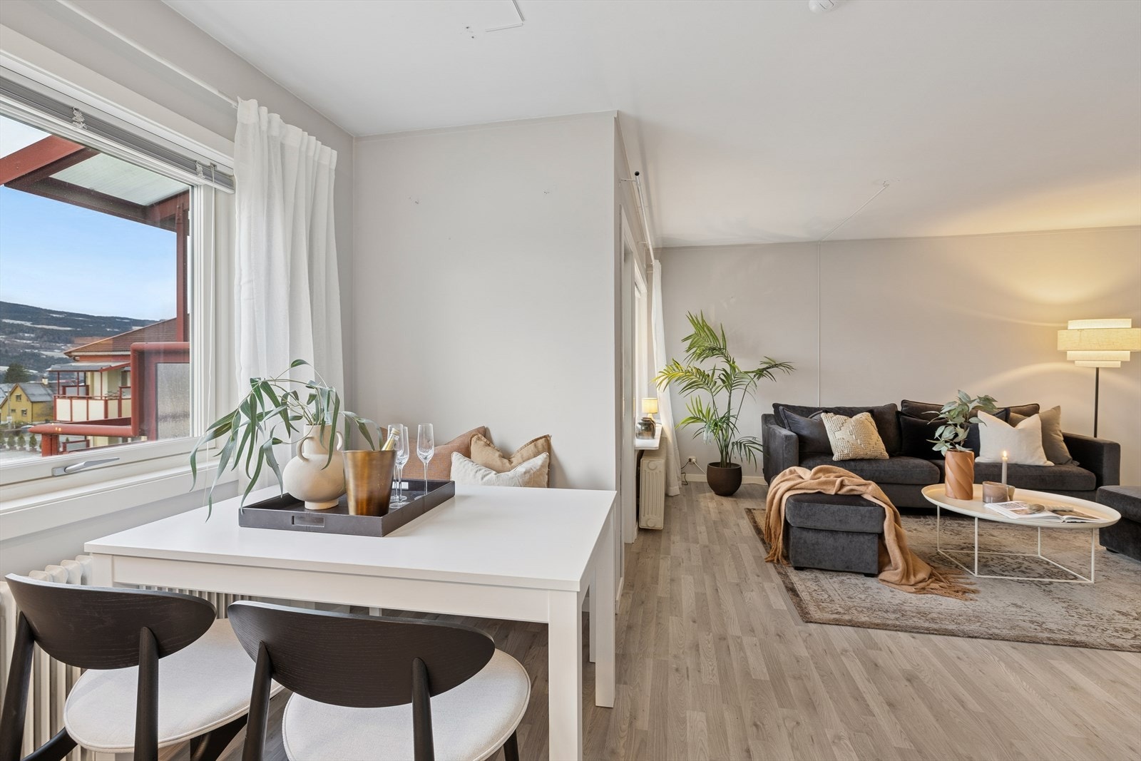 Leiligheten varmes opp via radiatorer med sentralvarme, som sørger for en behagelig og jevn temperatur hele året. Galleribilde