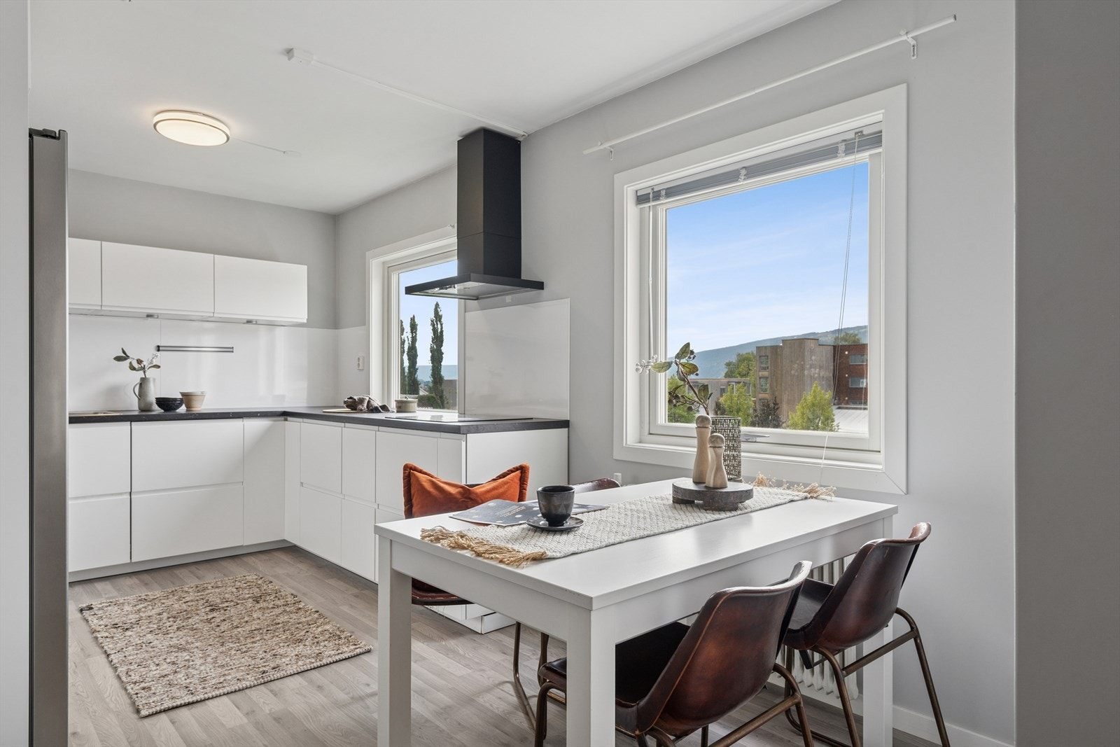 I kjøkkensonen er det god plass til en innbydende spiseplass for både hverdagsmiddager og hyggelige sammenkomster. Galleribilde