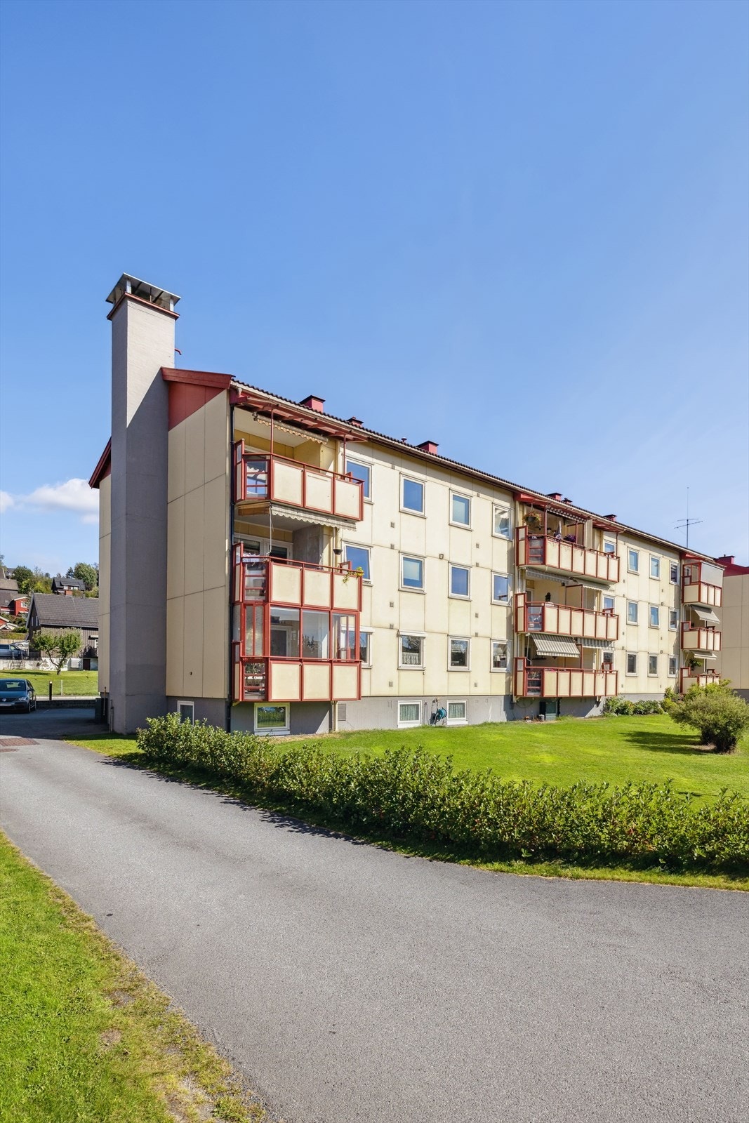 Leiligheten ligger i tredje etasje og har adkomst via felles inngangsparti og trapp. Galleribilde