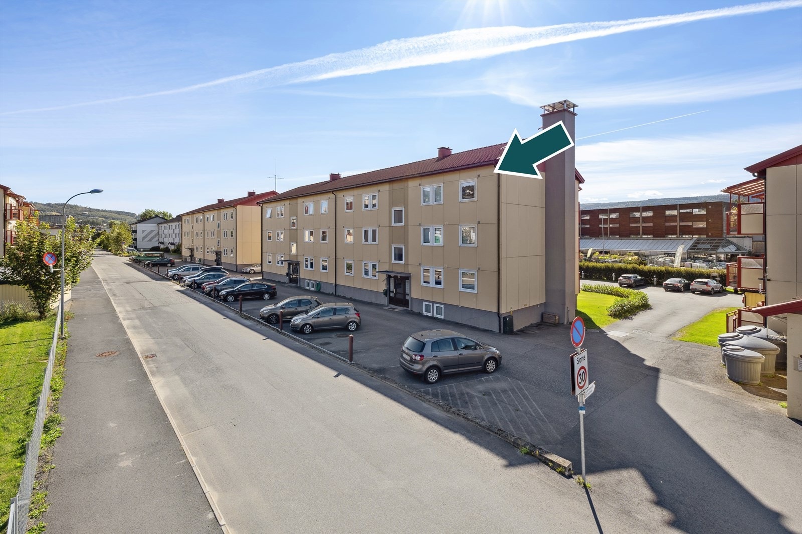 I tillegg disponerer leiligheten en fast parkeringsplass med opplegg for el-kontakt til motorvarmer / el-lader. Galleribilde