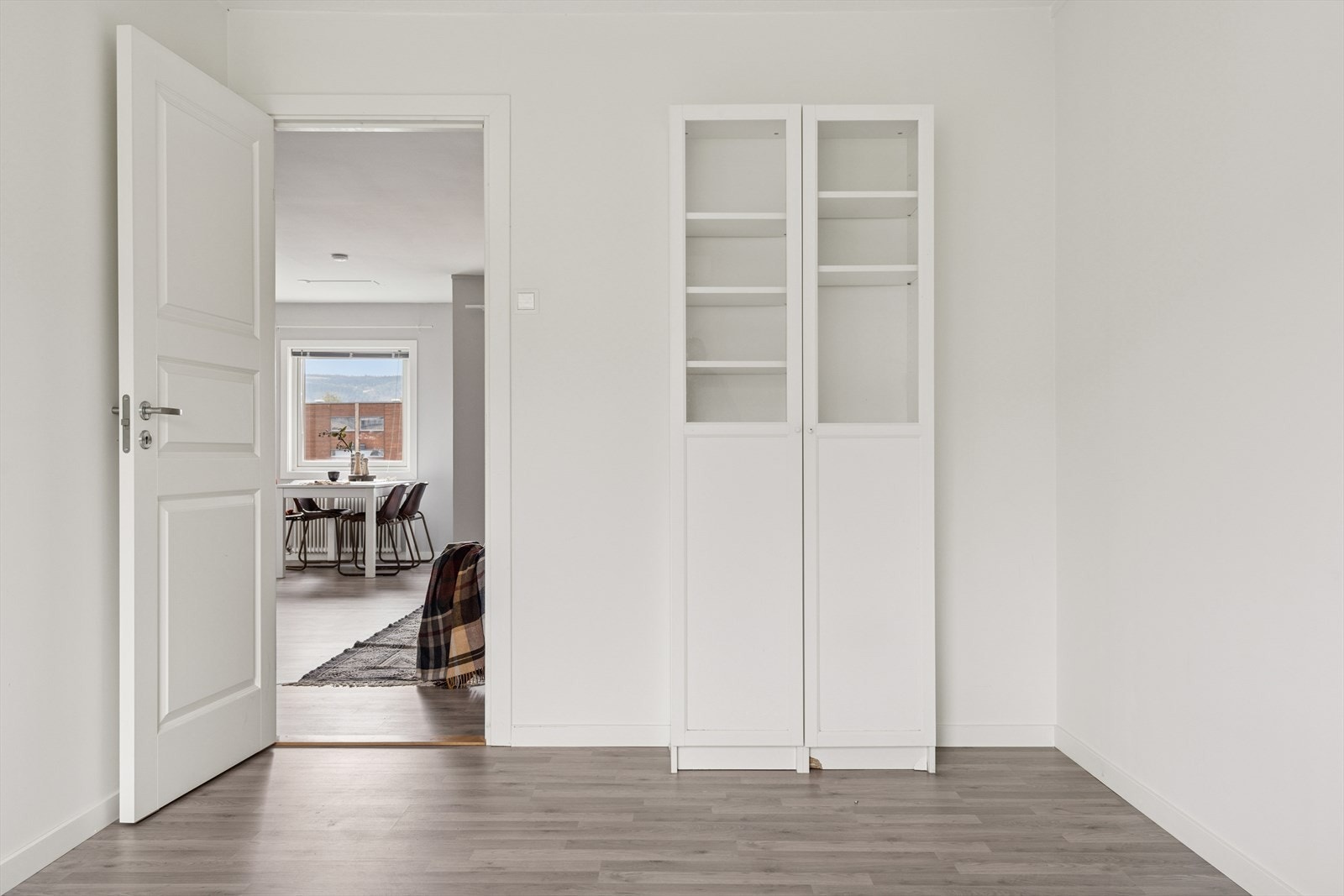 Lyst og romslig soverom. Galleribilde