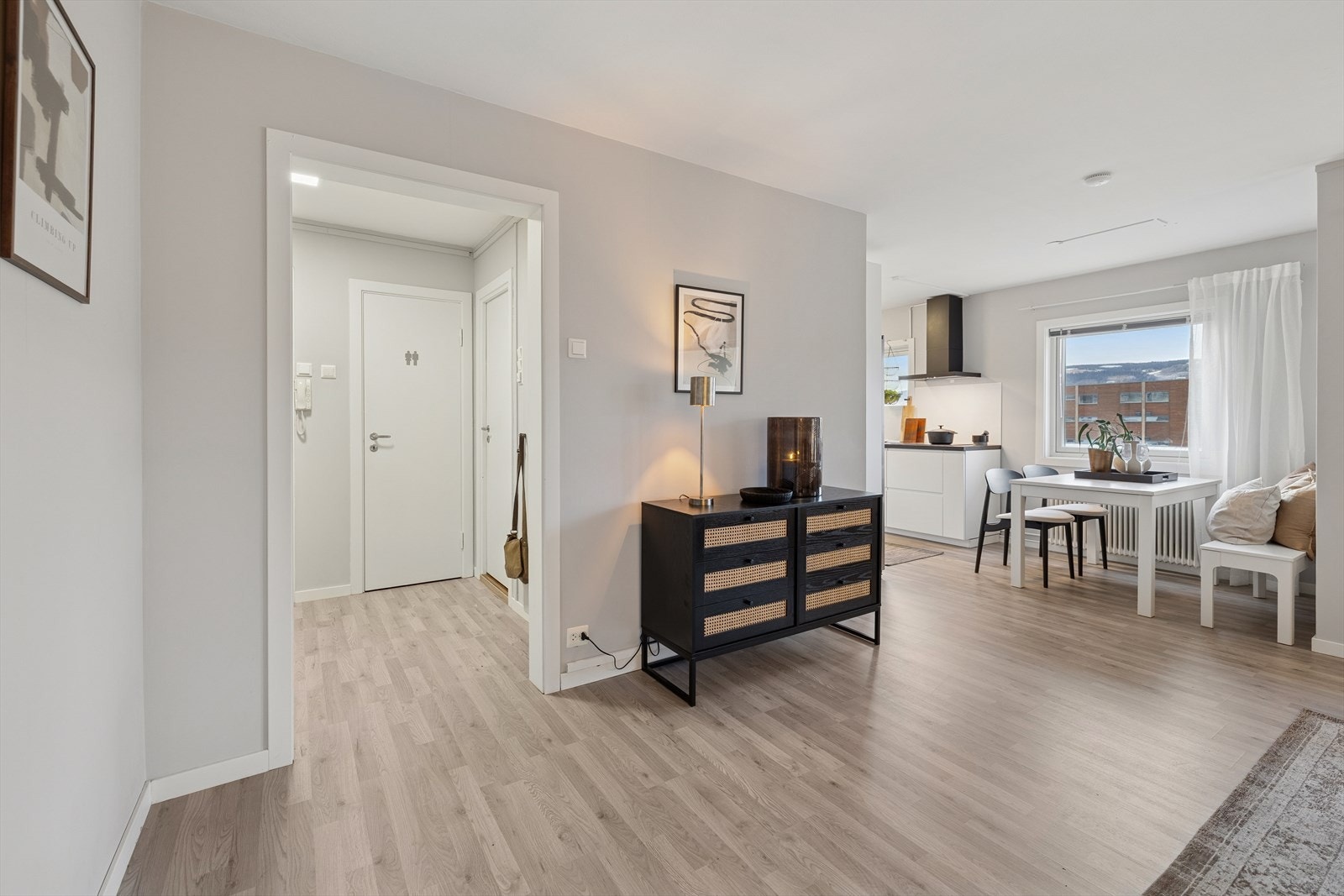 Stuen oppleves som lys og luftig. Galleribilde