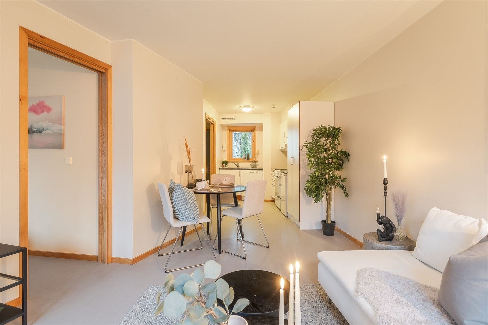 Gjennomgående leilighet med vindu i stue og på kjøkken Galleribilde