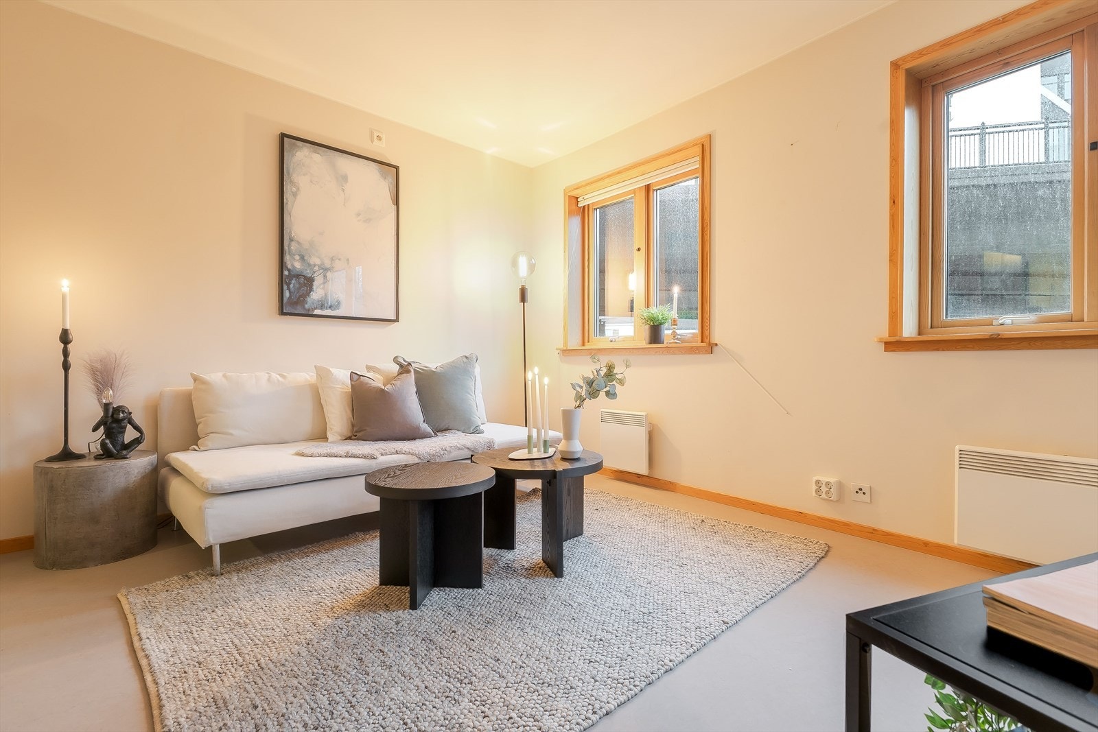 Stue med to vinduer mot Puddefjordsbroen Galleribilde