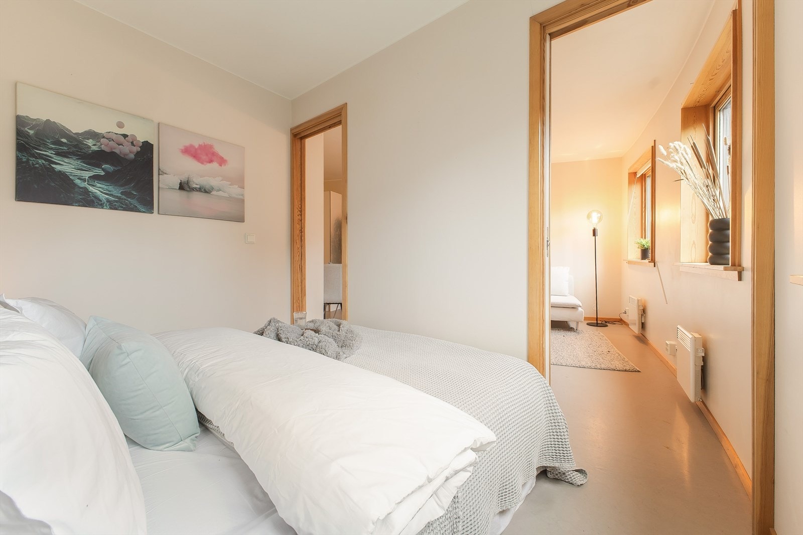 Soverom mot stue Galleribilde