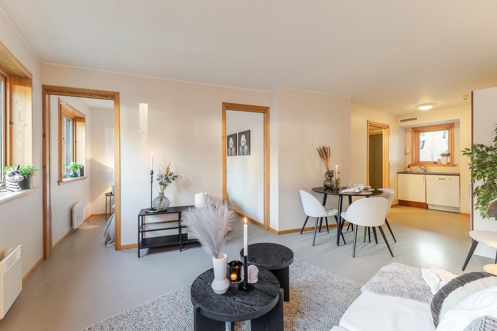 Stue mot soverom og kjøkken Galleribilde