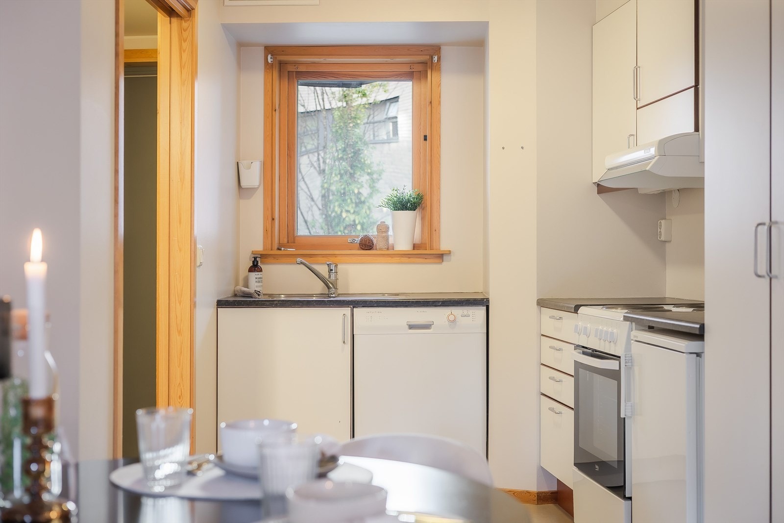 Vindu i kjøkkendelen Galleribilde