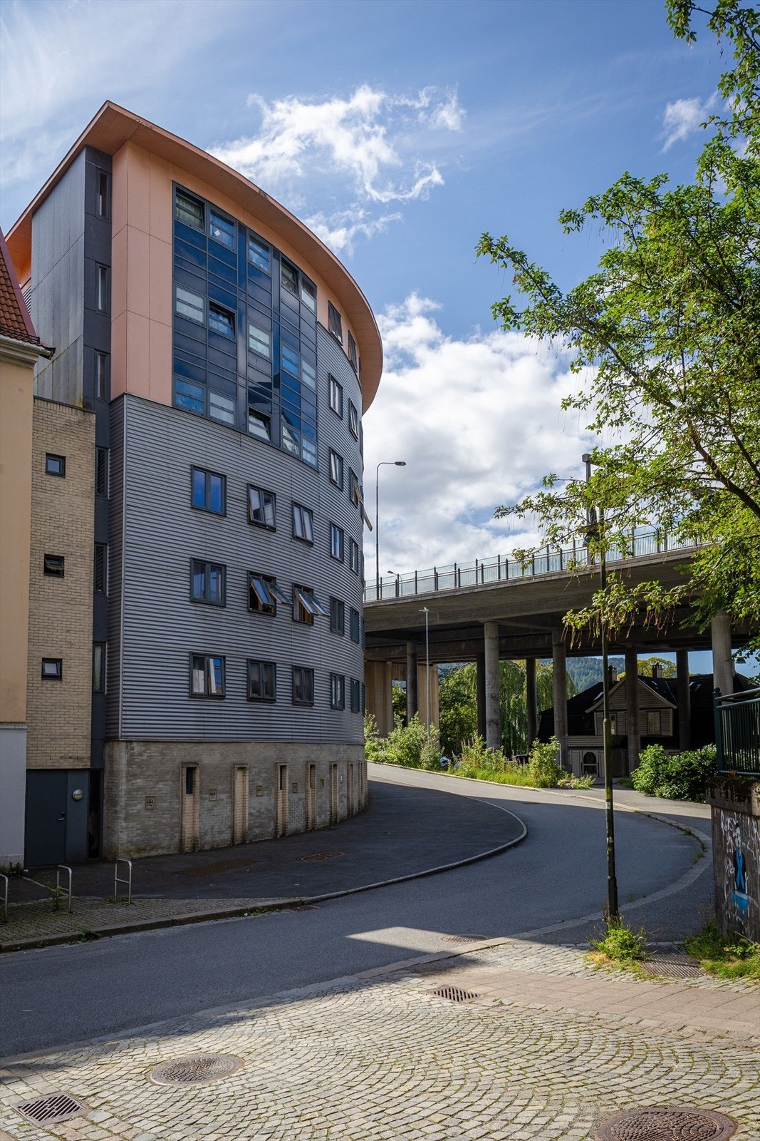 Del av blokken mot Puddefjordsbroen Galleribilde